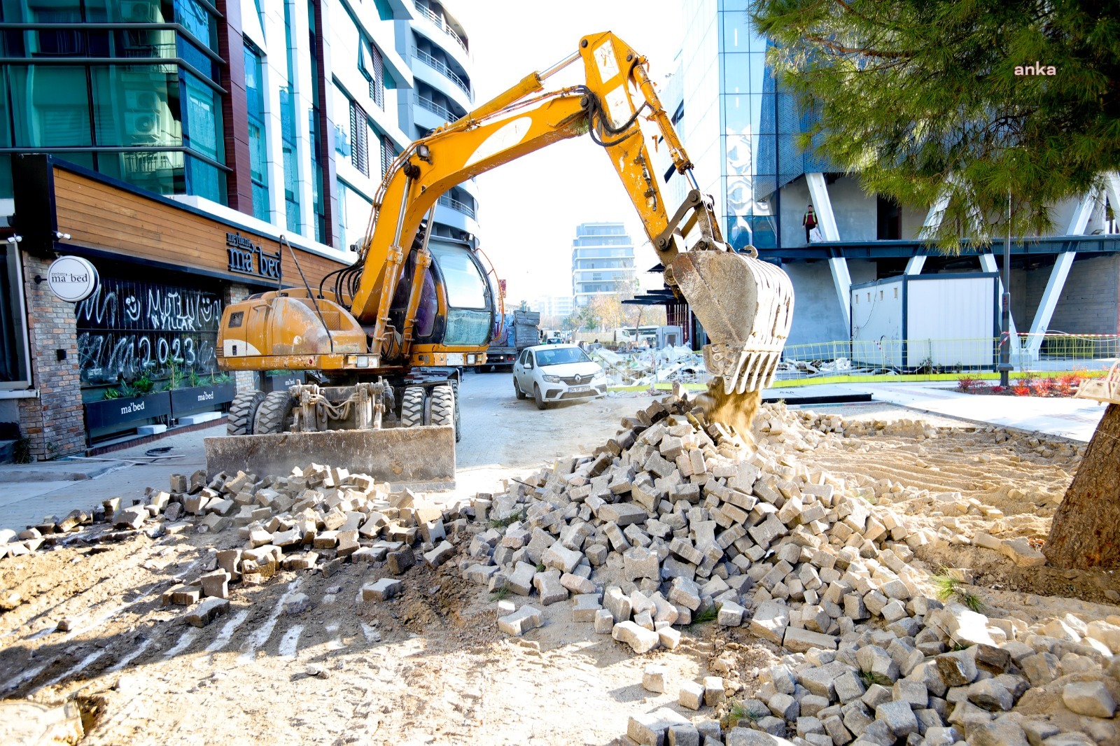 BAYRAKLI’DA KİLİT PARKE SEFERBERLİĞİ