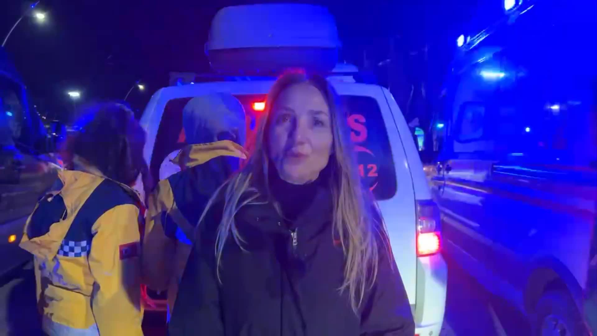 SARIKAMIŞ HAREKATI ANMA ETKİNLİĞİ DÜZENLENEN OTELDE, SALONUN ASMA TAVANI ÇÖKTÜ… AYLİN NAZLIAKA’NIN DİNLEDİĞİ YARALI VATANDAŞ: BİZ DEPREM ZANNETTİK, DEPREM SESİ DEĞİLDİ. TAVAN OLDUĞU GİBİ KOMPLE DÜŞTÜ