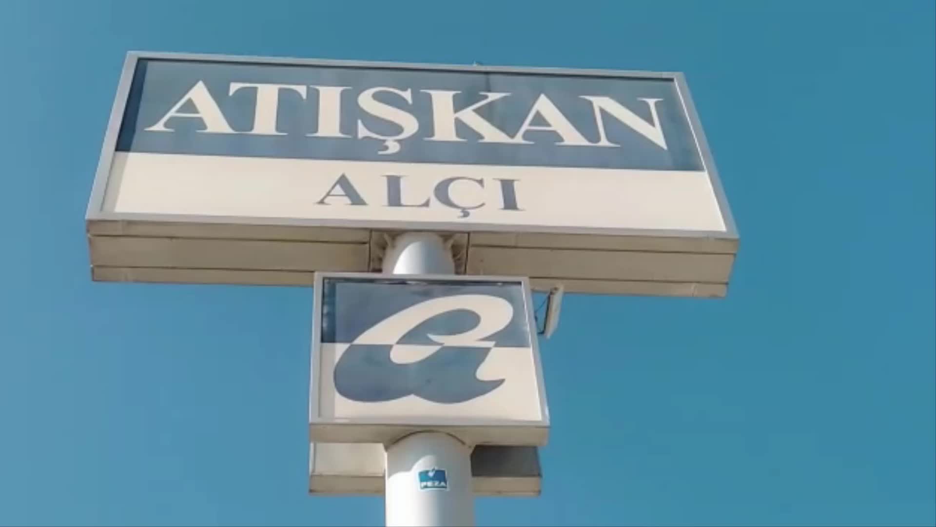 İŞVEREN GREV ÇADIRININ ELEKTRİĞİNİ KESTİ, İŞÇİLER ÇADIRA SOBA KURDU: “BİREYSEL TEKLİFLERİ KABUL ETMEDİĞİMİZ İÇİN PATRON SUYUMUZU, ELEKTRİĞİMİZİ KESTİ”