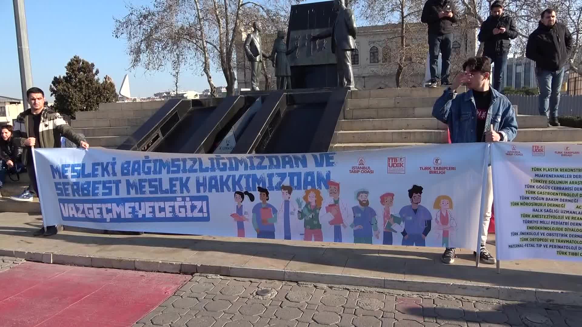 İSTANBUL’DAKİ HEKİMLER KADIKÖY’DE BİR ARAYA GELDİ: "İKTİDAR VE BAKANLIK HER ALANDA DİKENSİZ GÜL BAHÇESİ YARATMAK İSTİYOR"