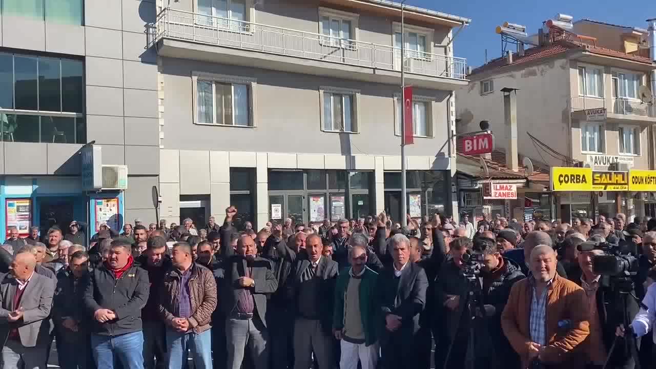 UŞAKLI TÜTÜN ÜRETİCİSİ: 2018-2019 SENESİNDE 4,5 TON TÜTÜN SATTIM. BUNUN 1,5 TONUNA, 30 BİN LİRAYA TRAKTÖR ALDIM. ŞU ANDA 5 TON TÜTÜNE BİR TRAKTÖR ALAMIYOR