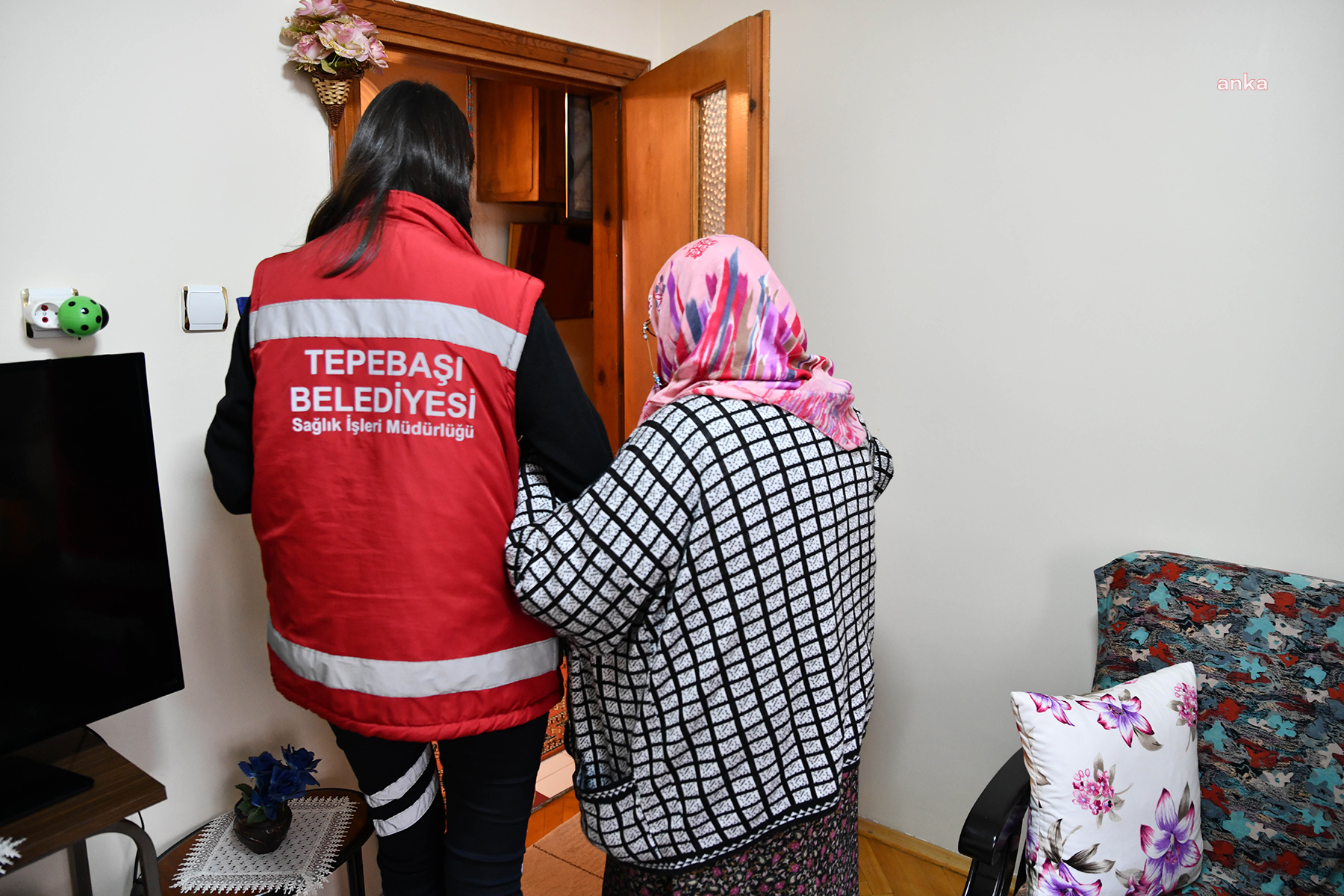 TEPEBAŞI BELEDİYESİ, 65 YAŞ ÜSTÜ KİMSESİZ YURTTAŞLARA DESTEK OLUYOR