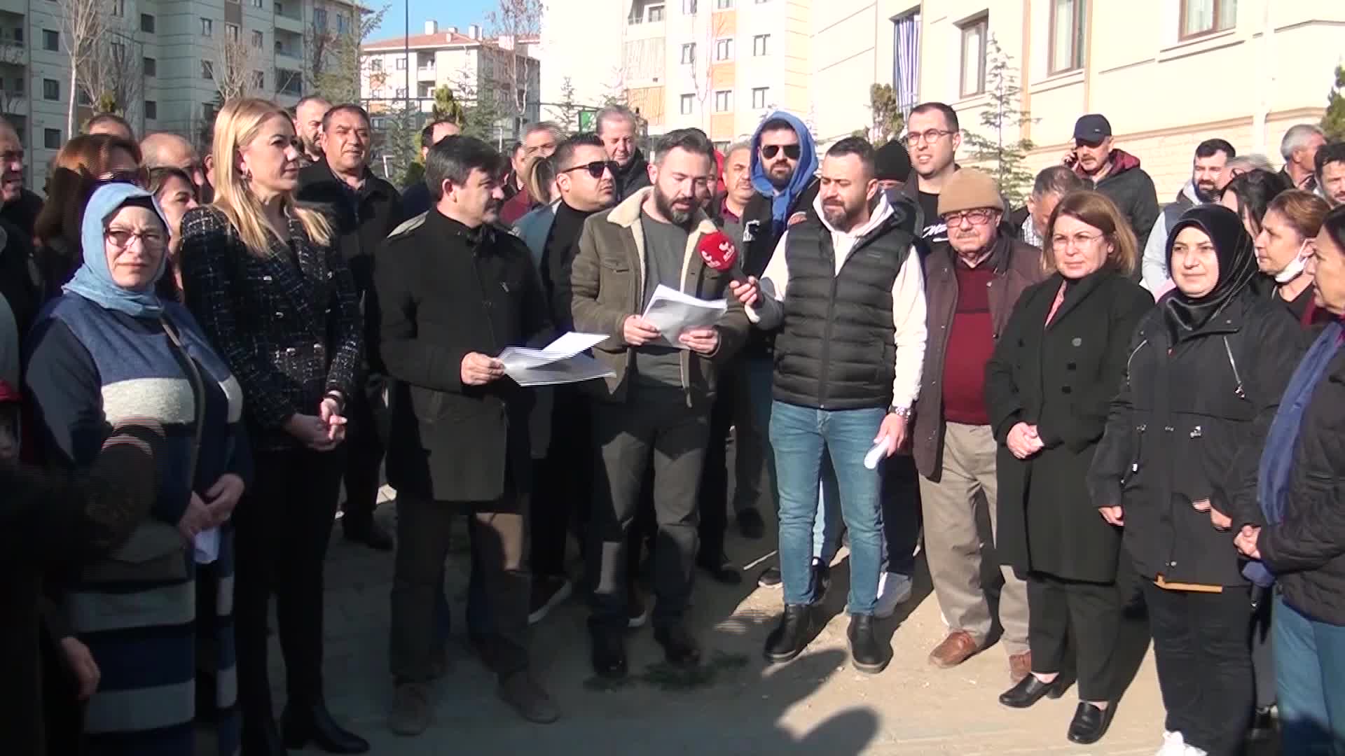 DENİZLİ’DE TOKİ SİTESİNİN SAKİNLERİ, YÜZDE 86’LIK AİDAT ZAMMINA TEPKİ GÖSTERDİ