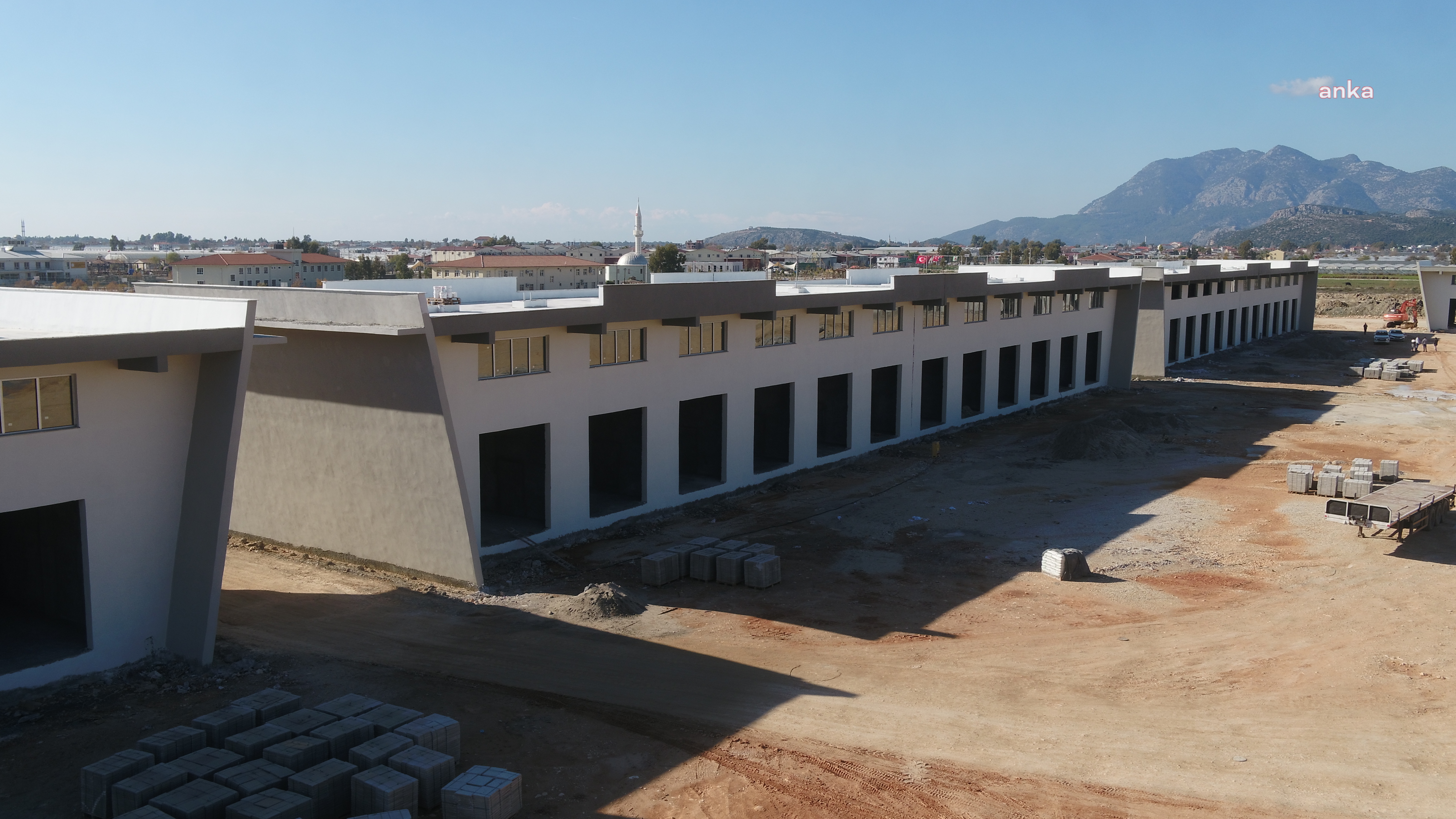 ANTALYA BÜYÜKŞEHİR’İN ‘KINIK TOPTANCI HALİ PROJESİ’NDE İNŞAAT ÇALIŞMASI SÜRÜYOR