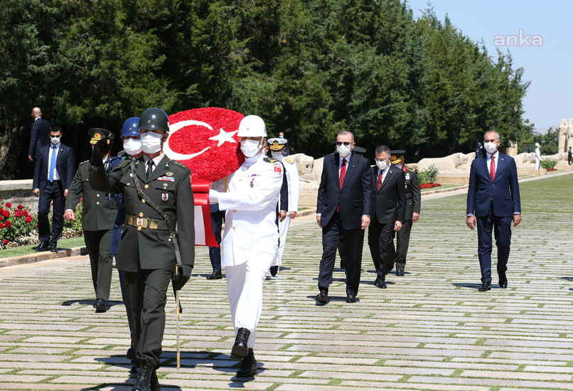 CUMHURBAŞKANI ERDOĞAN, YÜKSEK ASKERÎ ŞÛRA ÜYELERİYLE BİRLİKTE ANITKABİR’İ ZİYARET ETTİ