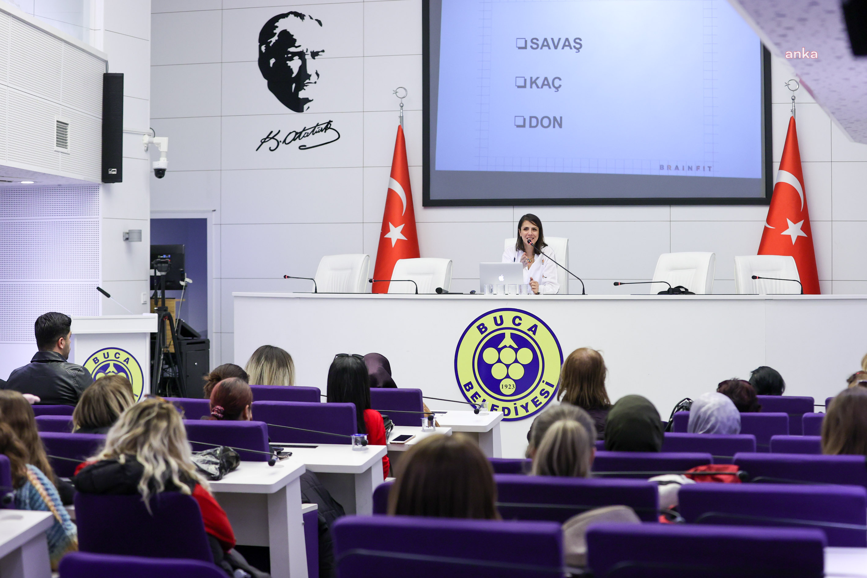 BUCA’DA ‘ÇOCUK BEYNİ NASIL ÇALIŞIR’ PANELİ DÜZENLENDİ