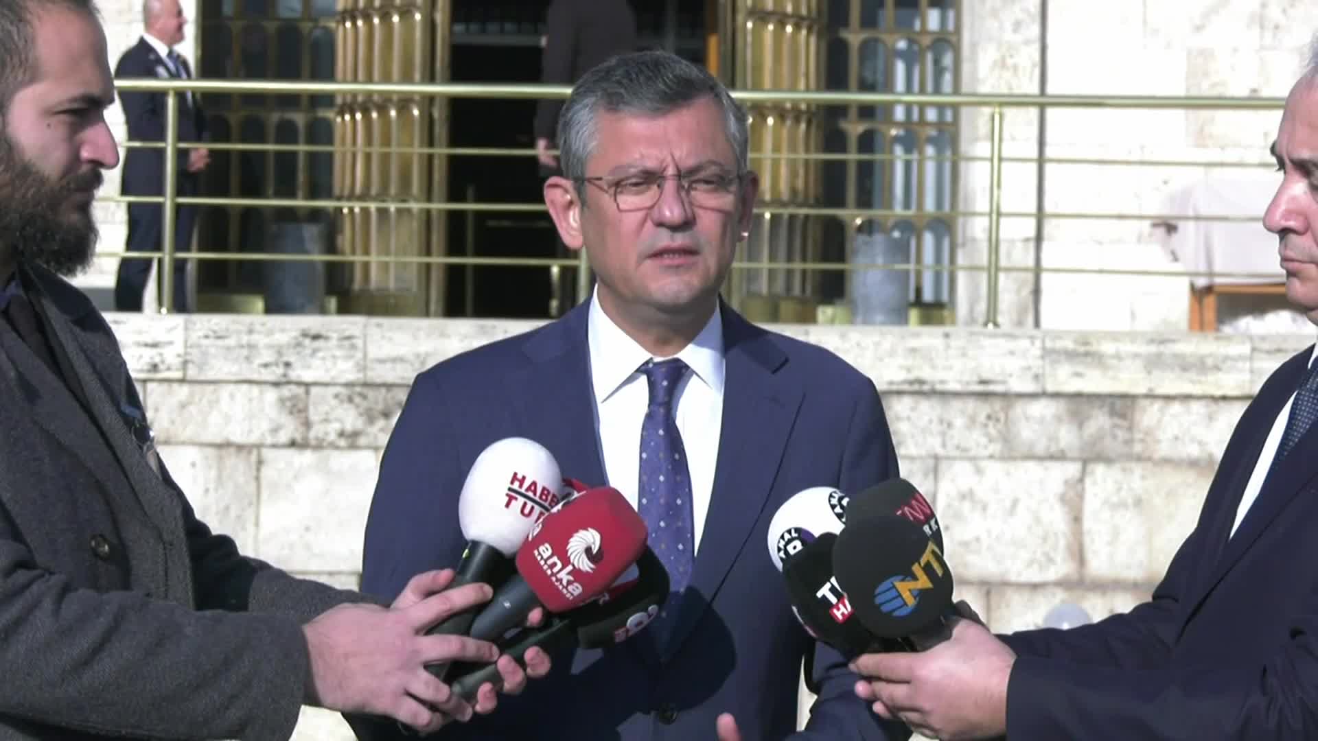 CHP VE İYİ PARTİ, 2 MİLLETVEKİLİ HAKKINDAKİ FEZLEKELERİN GÖRÜŞÜLECEĞİ KOMİSYON TOPLANTISINA KATILMAMA KARARI ALDI... ÖZGÜR ÖZEL: “ONLARA VERİLECEK TEK BİR MİLLETVEKİLİMİZ, ONLARIN KARŞISINA ÇIKIP ONLARI MEŞRULAŞTIRACAK BİR TEK KELİMEMİZ YOK”