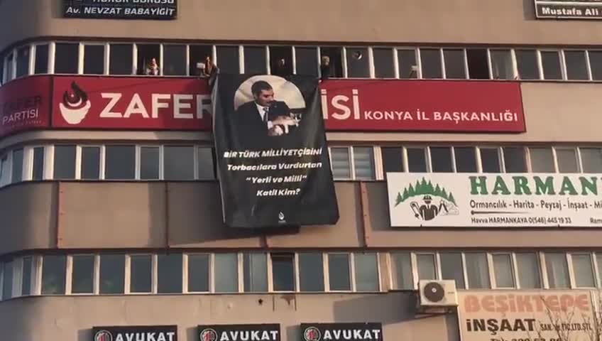 ZAFER PARTİSİ'NDEN 'SİNAN ATEŞ' PANKARTI: “BİR TÜRK MİLLİYETÇİSİNİ TORBACILARA VURDURTAN ‘YERLİ VE MİLLİ’ KATİL KİM?”