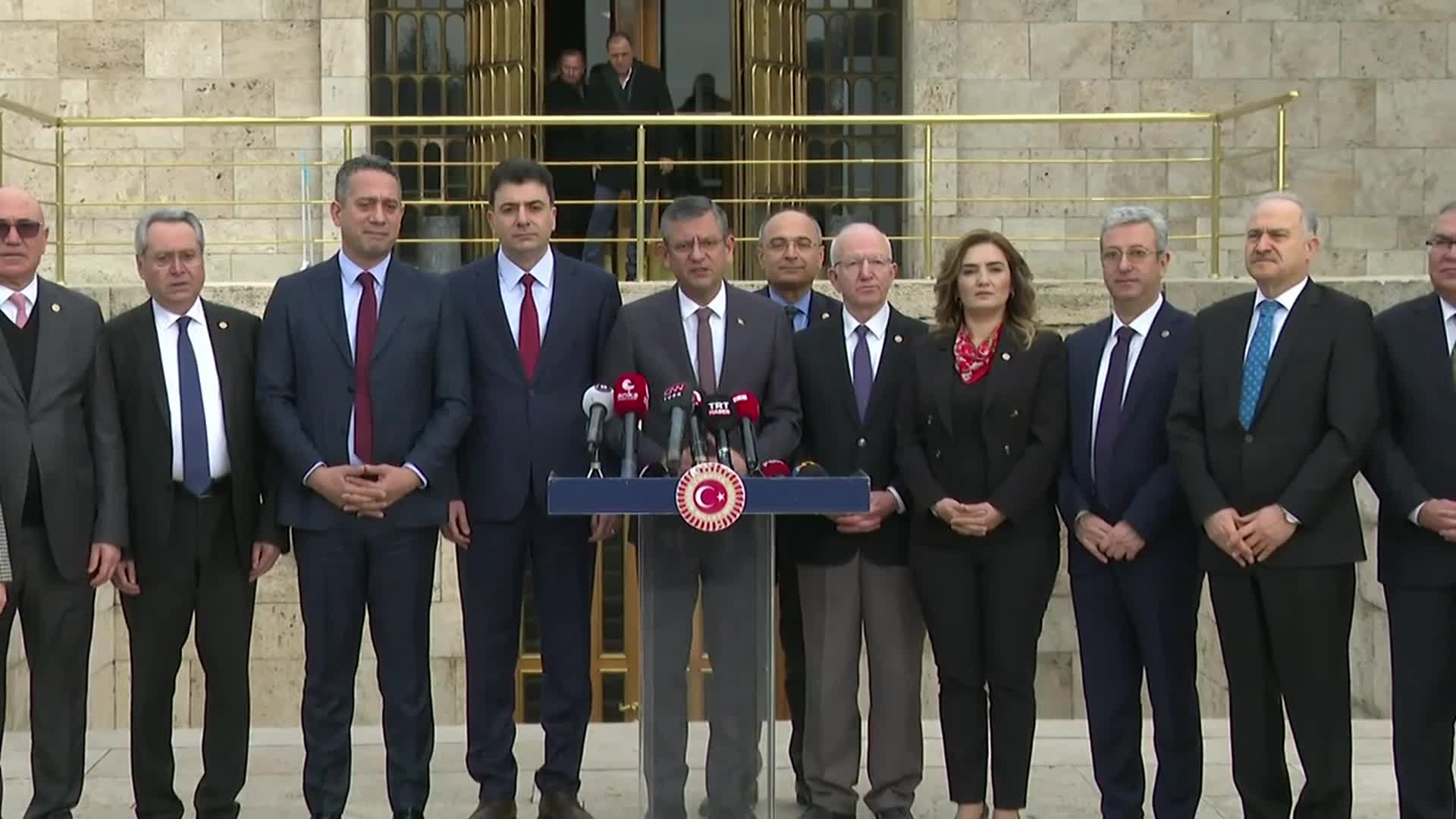 CHP TBMM GRUBU, TBMM’DEKİ DOKUNULMAZLIK GÖRÜŞMESİNE KATILMAYACAK… ÖZGÜR ÖZEL: “BİR SİYASİ MÜHENDİSLİK İLE SARAY AKLI, 2 DOSYAYI ÖNE ÇEKİYOR”