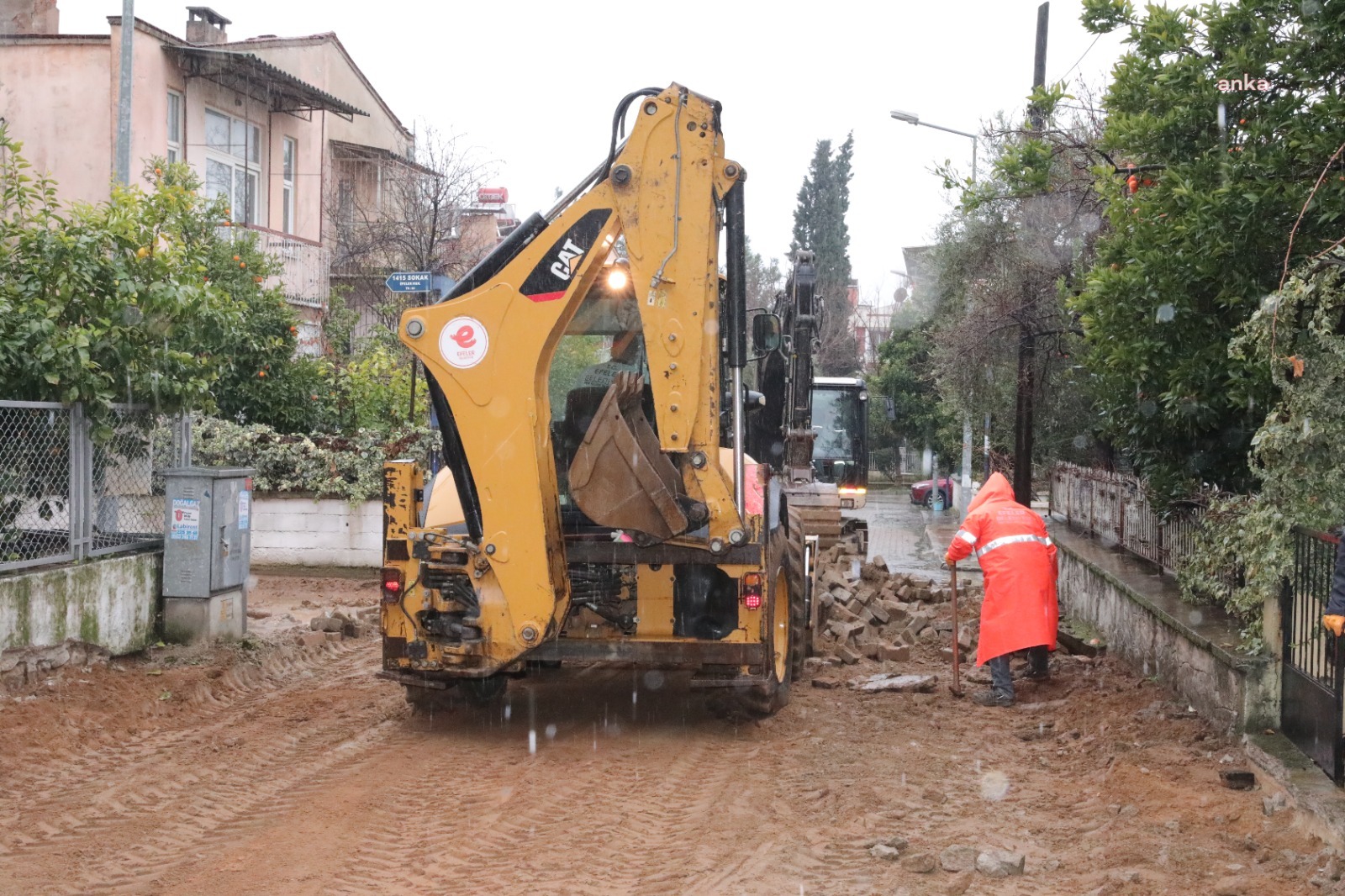 Efeler Belediyesi ekipleri, olumsuz hava koşullarına karşı sahada
