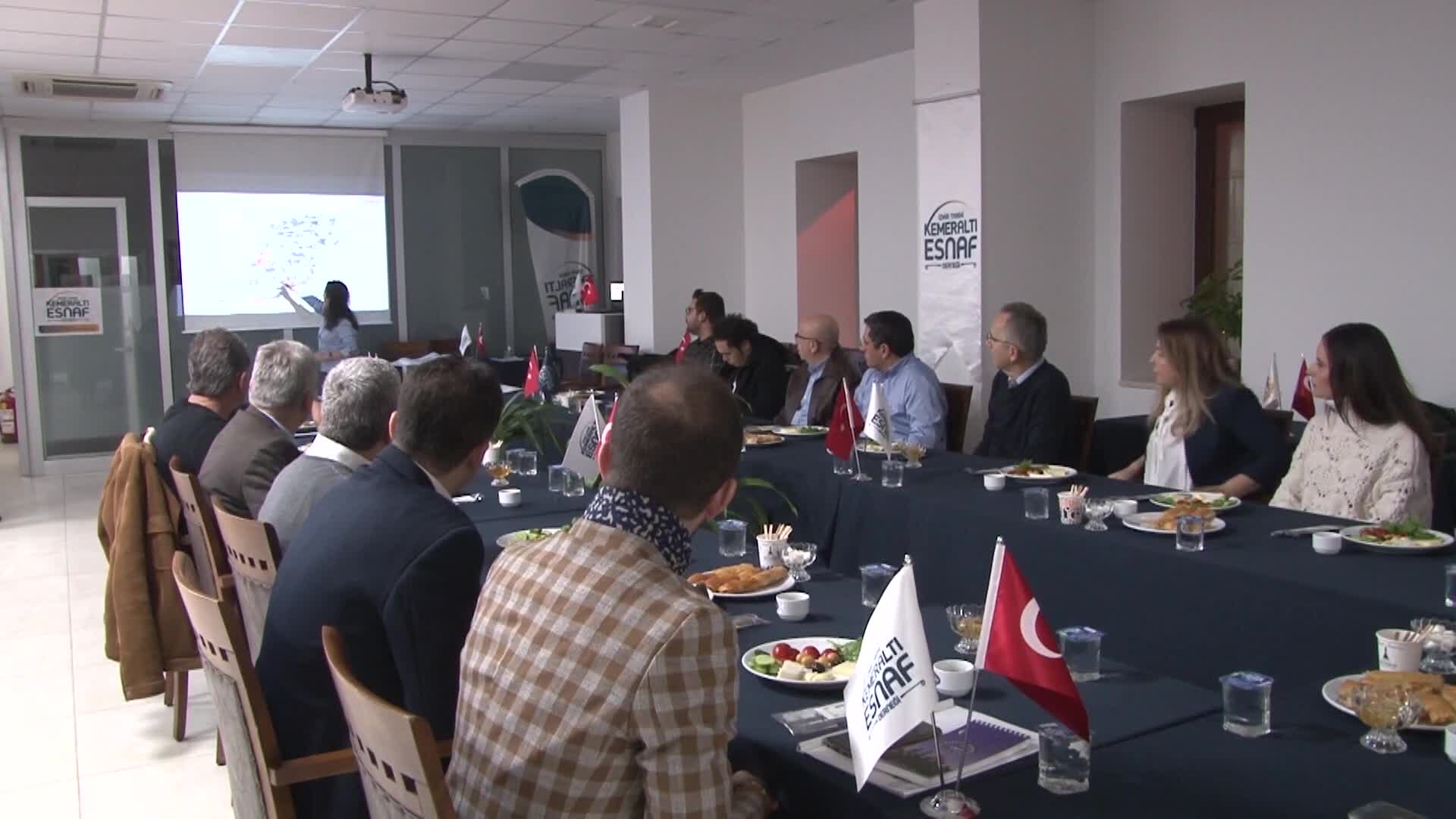 TUNÇ SOYER, TARİHİ KEMERALTI ESNAF DERNEĞİ ÜYELERİYLE BİR ARAYA GELDİ
