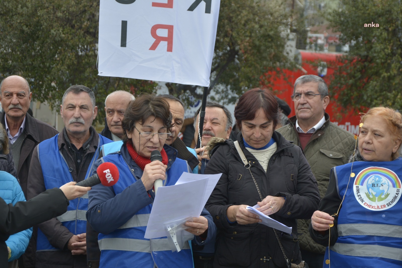 EMEKLİLER KARTAL'DA EYLEM YAPTI: "BİREYSEL ZENGİLEŞEN SEÇTİKLERİMİZİN KİTLESEL YOKSULLAŞAN EMEKLİLERİ OLMAYACAĞIZ"