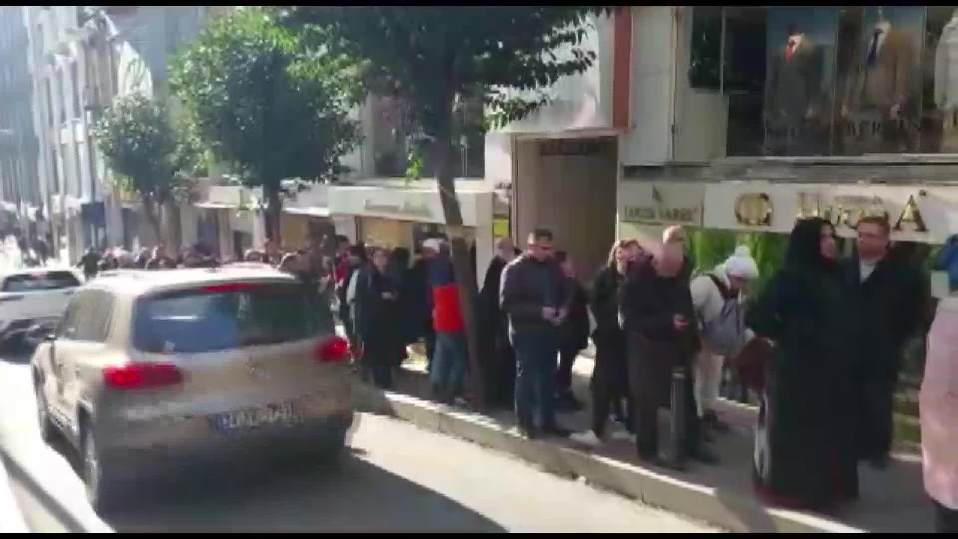 SGK ÇALIŞANINA VERİLECEK 27 TL'LİK MESAİ ÜCRETİ YEMEK VE YOLA GİDECEK. SENDİKA AYLIK EN AZ 3 BİN LİRA MESAİ ÜCRETİ İSTİYOR