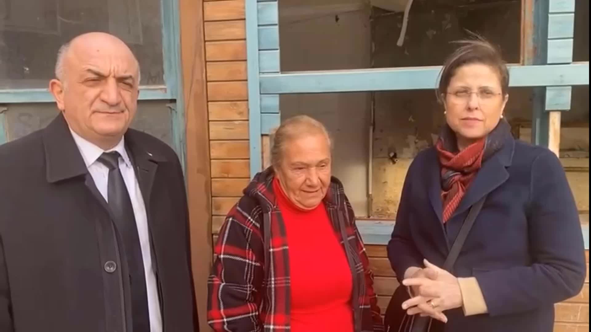İLAY AKSOY, EROL TAŞ’IN HARABEYE DÖNEN KAHVEHANESİNİ ZİYARET ETTİ