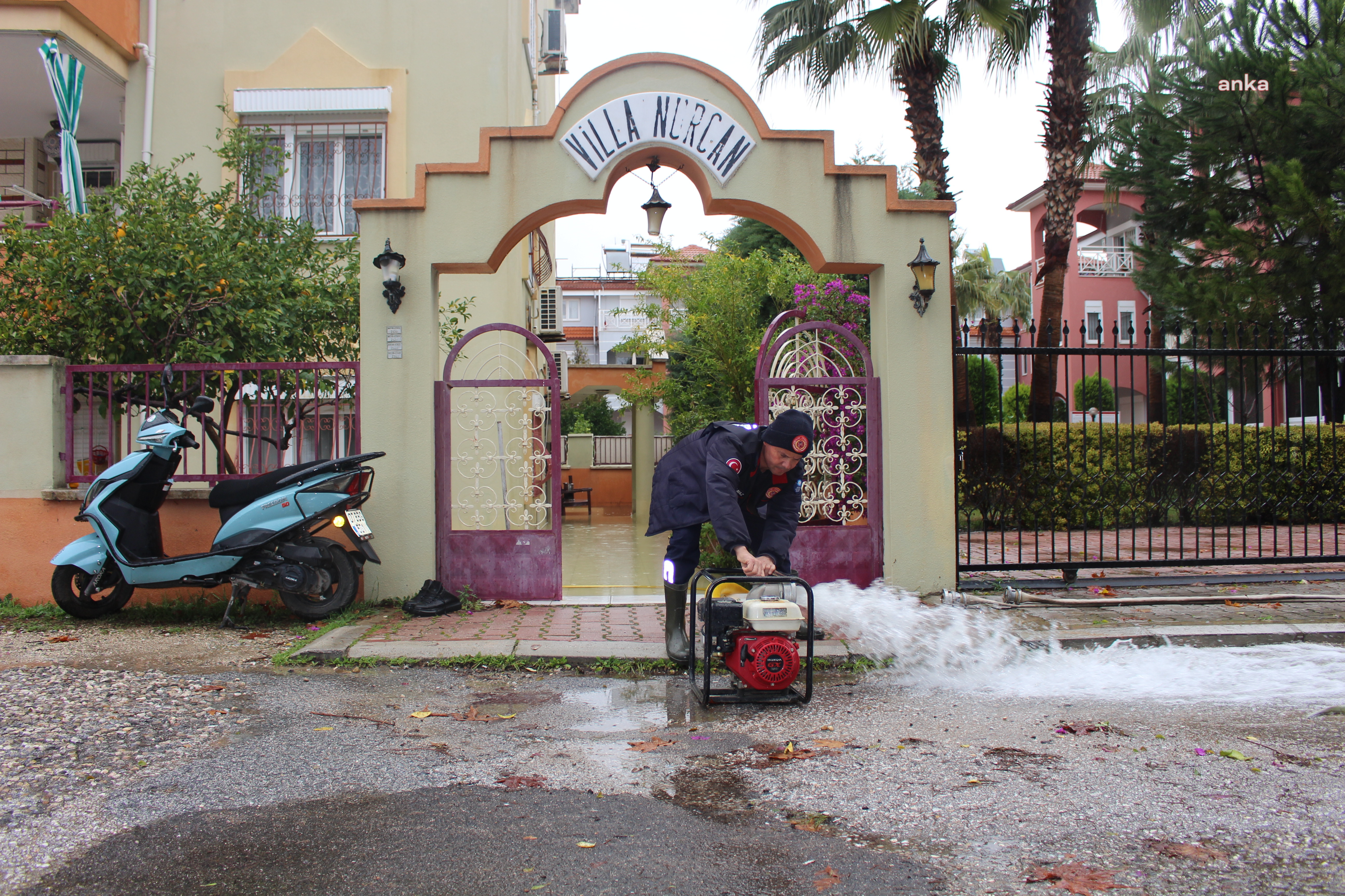 ANTALYA BÜYÜKŞEHİR EKİPLERİ OLUMSUZ HAVA KOŞULLARINA KARŞI TEYAKKUZDA