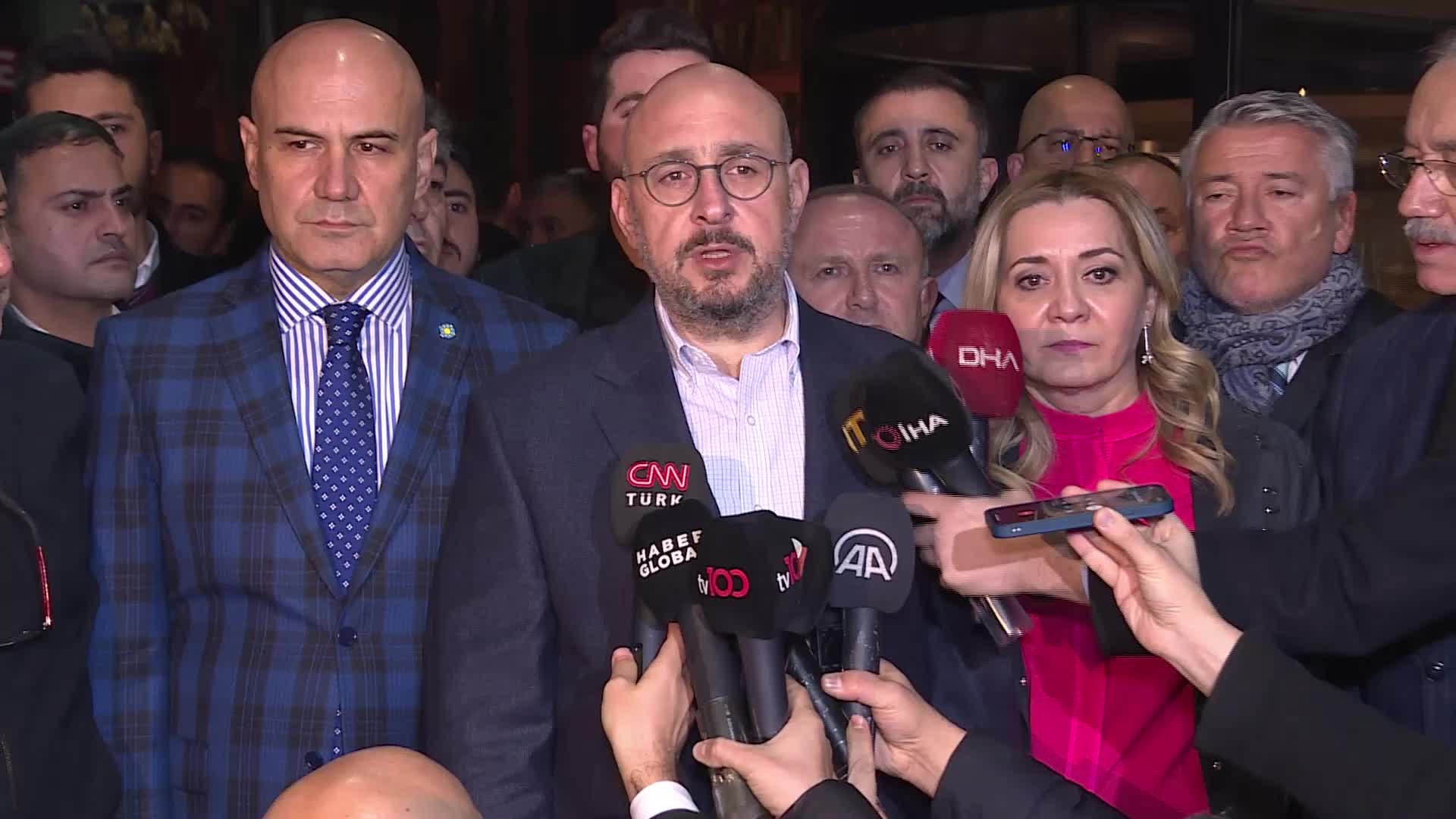AKŞENER İLE BİRLİKTE HASTANEYE GELEN DR. TURHAN ÇÖMEZ: "YARIN TABURCU EDİLMESİ PLANLANIYOR. ENDİŞE EDECEK BİR ŞEY YOK"