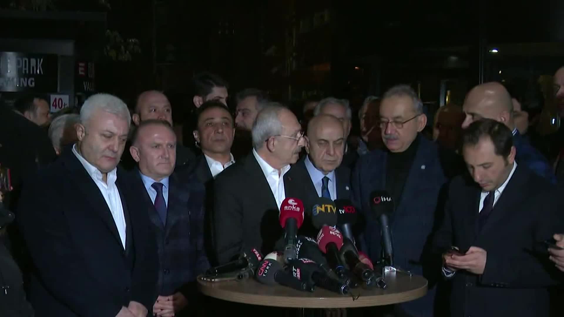KILIÇDAROĞLU, HASTANEYE GELDİ AKŞENER HAKKINDA BİLGİ ALDI: “SAYIN GENEL BAŞKAN’A DA GEÇMİŞ OLSUN DİLEKLERİMİ İLETİYORUM. UMARIM, KISA SÜRE İÇERİSİNDE SAĞLIĞINA KAVUŞUR”