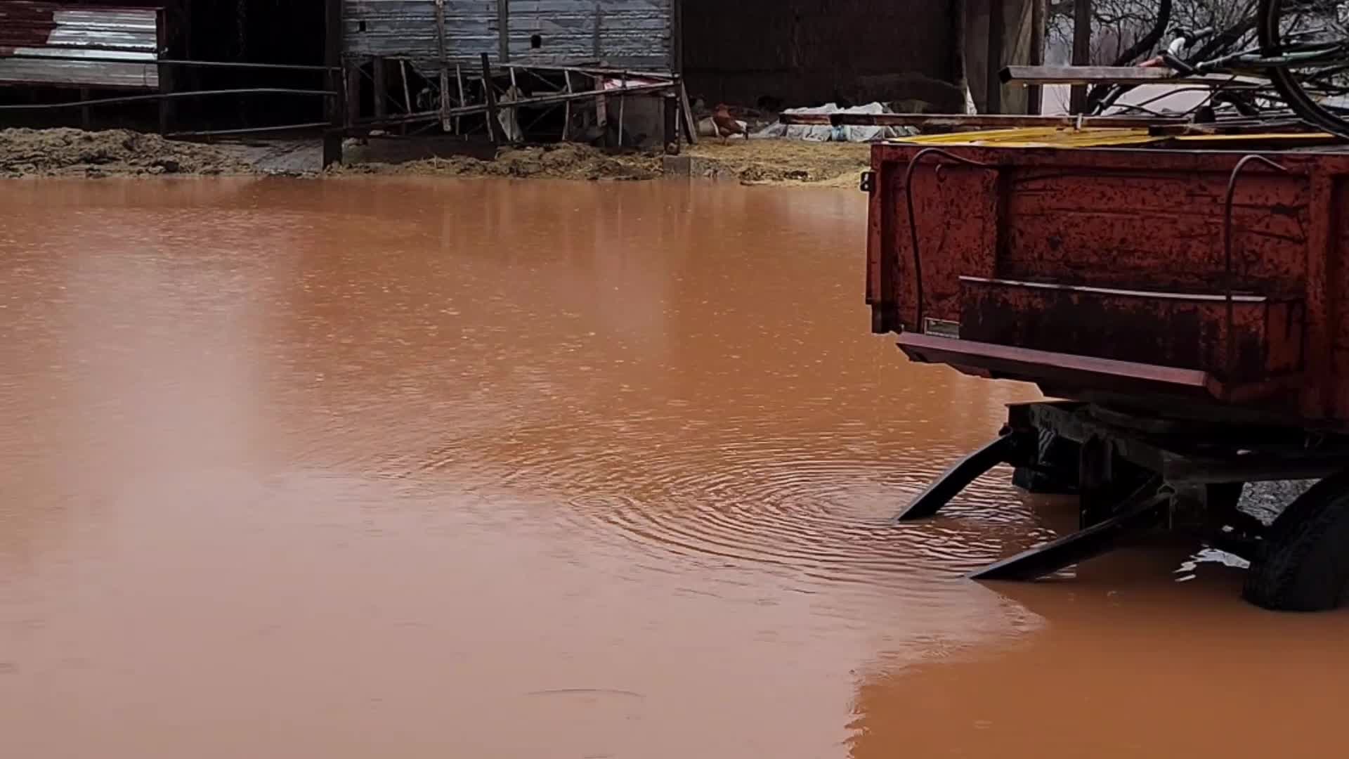 BURDUR’DA SAĞANAK YAĞIŞ ETKİLİ OLDU, KÖYDEKİ EV VE AHIRLARI SU BASTI