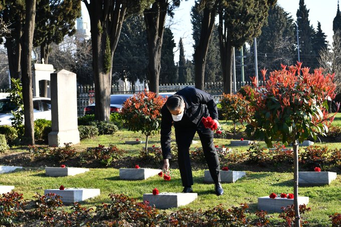 İSTANBUL VALİSİ YERLİKAYA, MASKE TAKARAK ŞEHİTLERİN MEZARINA KARANFİL BIRAKTI