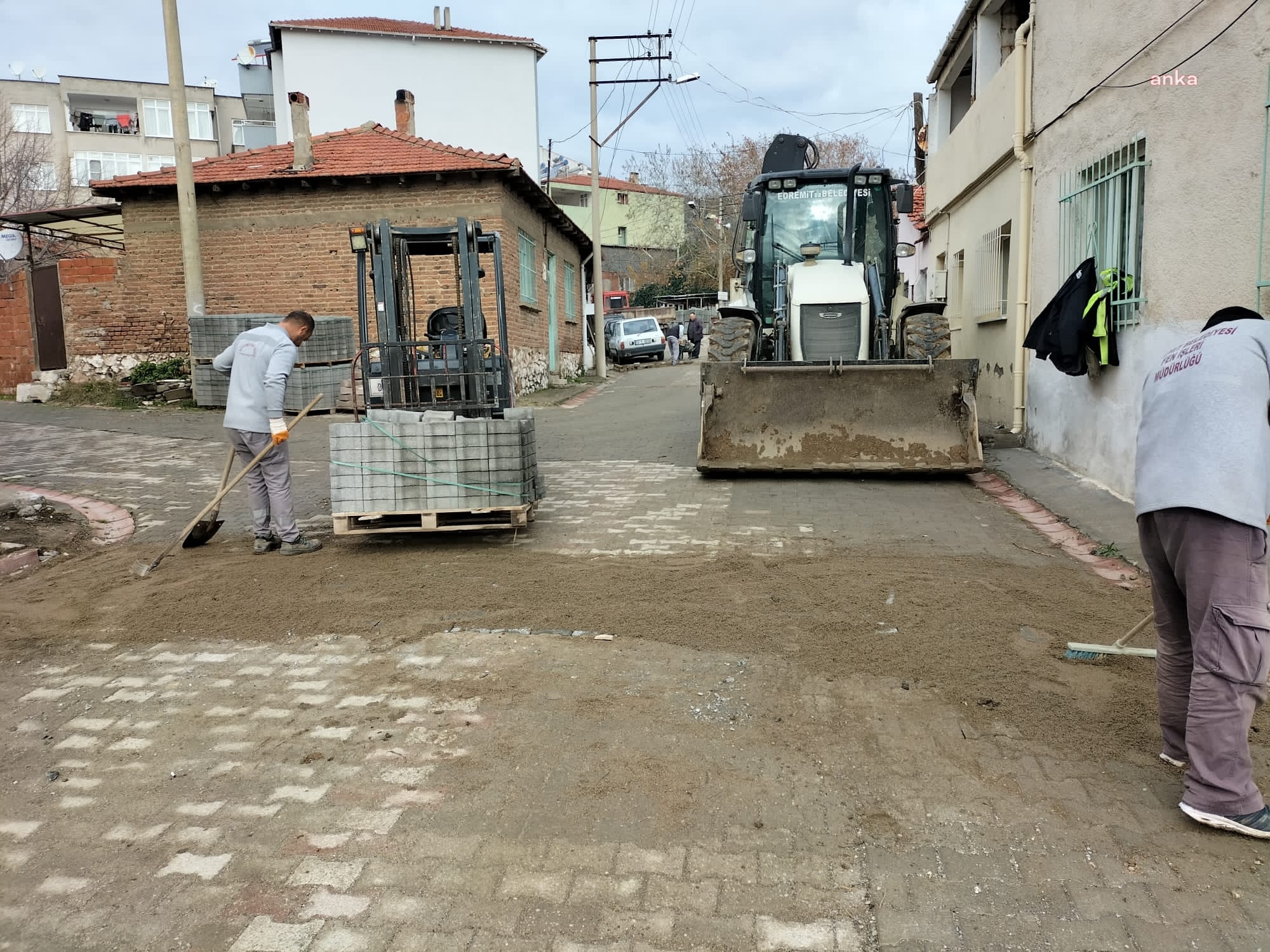 EDREMİT’TE BOZULAN YOLLARA MÜDAHALE EDİLİYOR