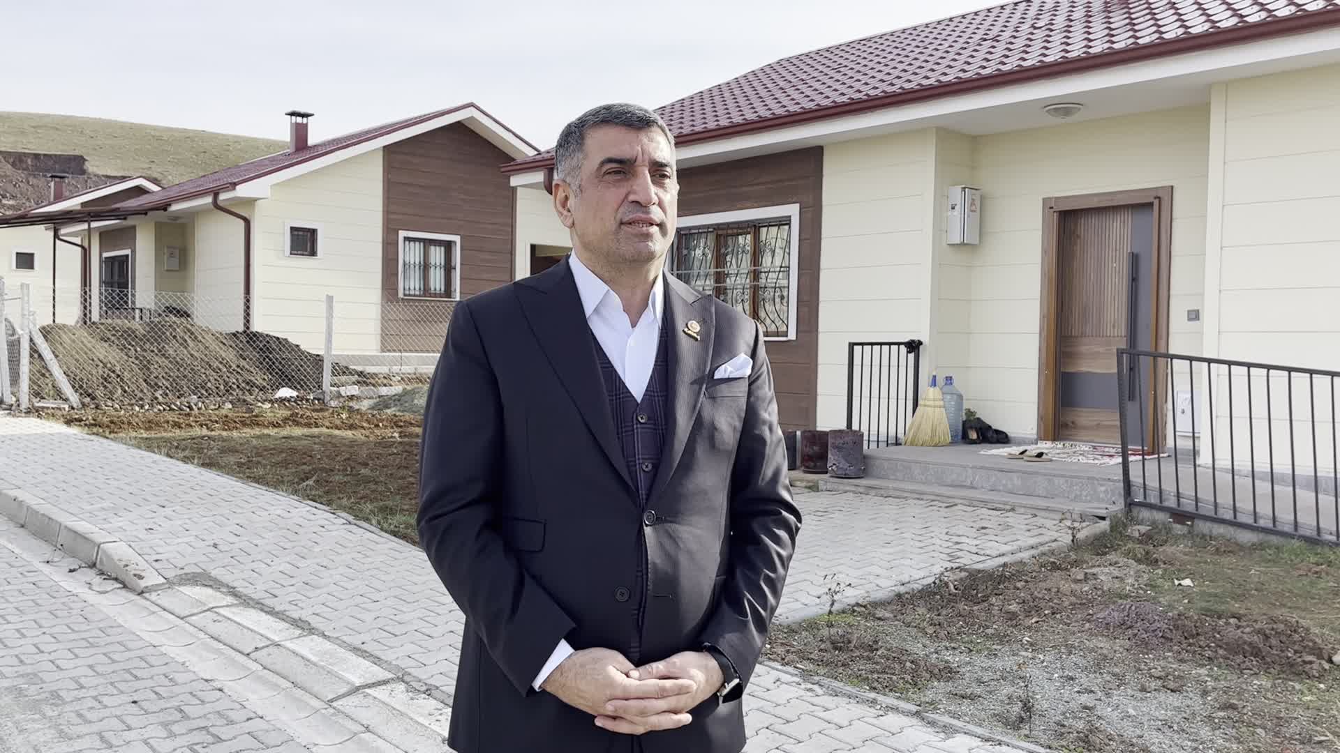 GÜRSEL EROL, AFET SONRASI YAPILAN KÖY EVLERİNİ KARŞILAŞTIRDI: “DEVLET, ELAZIĞ İLE MANAVGAT ARASINDA ADİL DAVRANMAMIŞTIR”