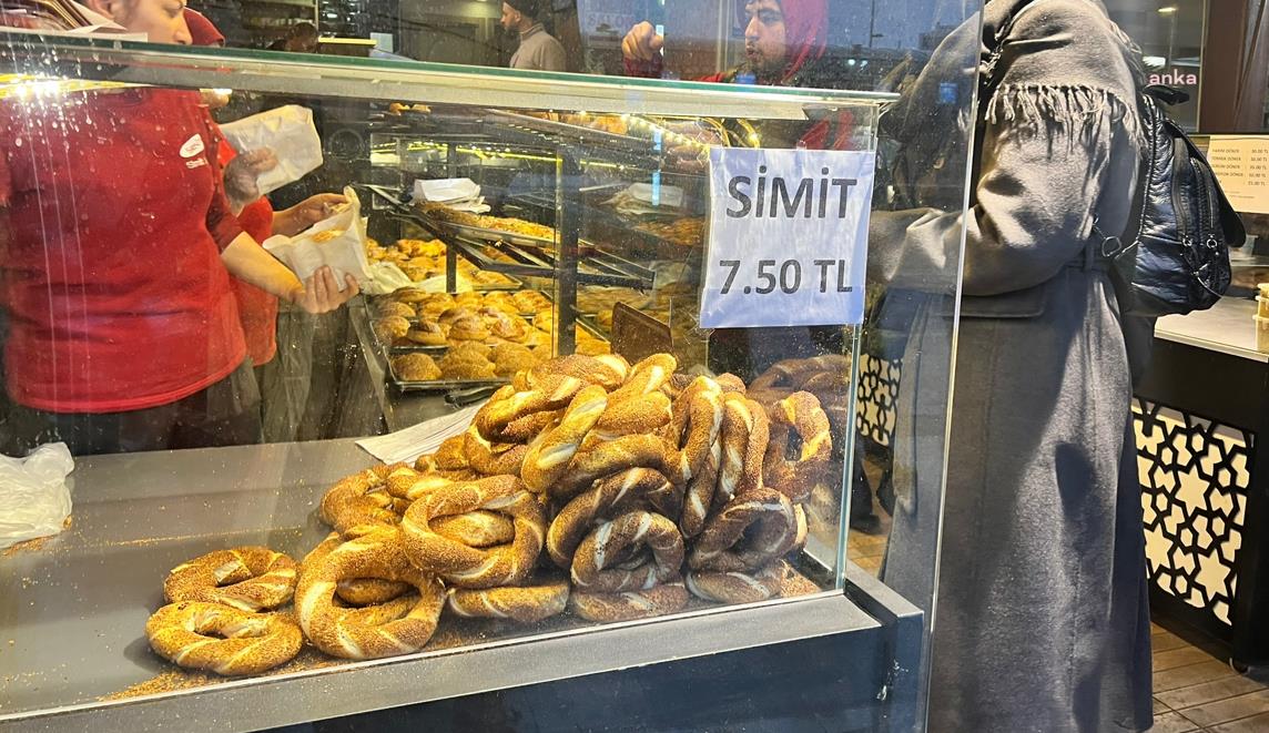 İSTANBUL'DA BAZI SEMTLERDE SİMİT 7,5 LİRADAN SATILMAYA BAŞLANDI