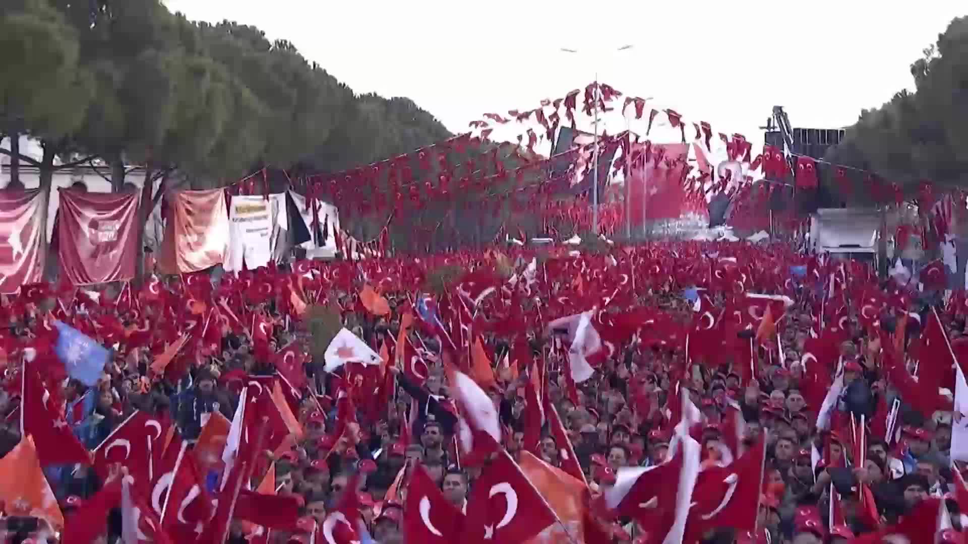 ERDOĞAN: “ORDUMUZUN KOMUTANLARI İLE BİRLİKTE YAŞADIĞIMIZ SEVİNCE TAHAMMÜL EDEMEDİKLERİNİ GÖRDÜK… ANAYASAMIZA GÖRE BU KARDEŞİNİZ, BU ORDUNUN BAŞKOMUTANIDIR”
