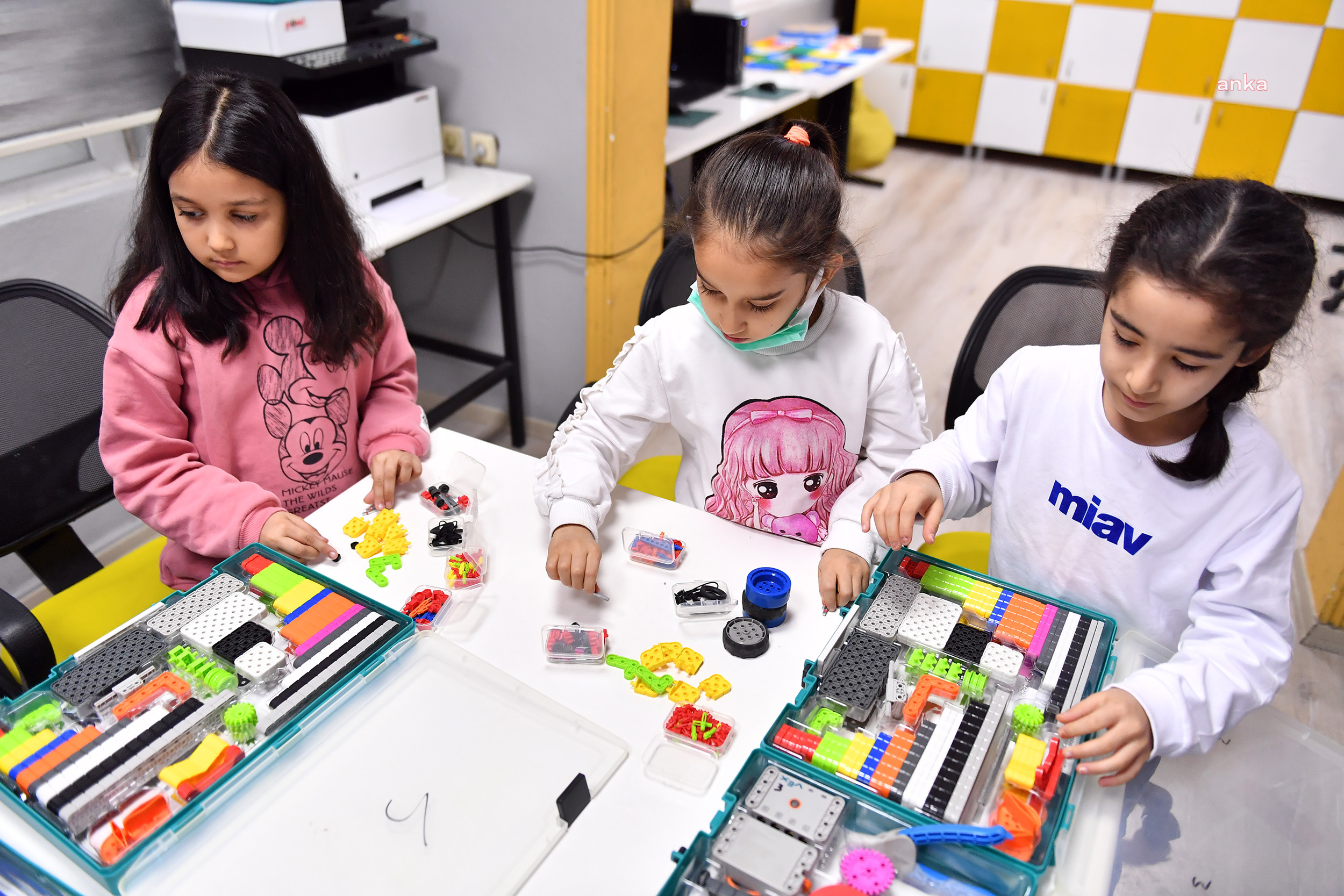 MERSİN BÜYÜKŞEHİR, ÇOCUKLARA ‘ROBOTİK KODLAMA’ ÖĞRETMEYE DEVAM EDİYOR