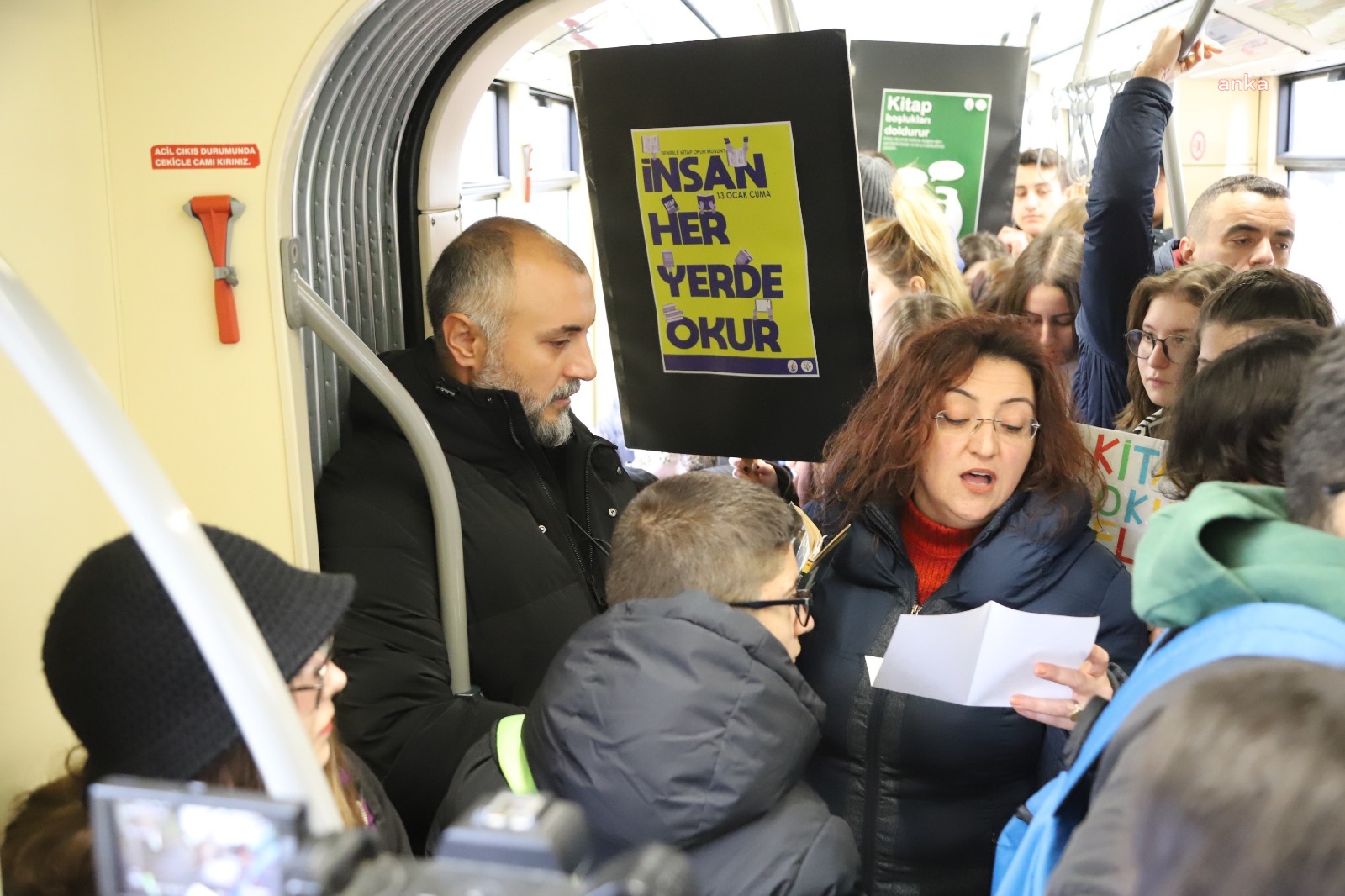 ESKİŞEHİR BÜYÜKŞEHİR’DEN TRAMVAY YOLCULARINA KİTAP SÜRPRİZİ