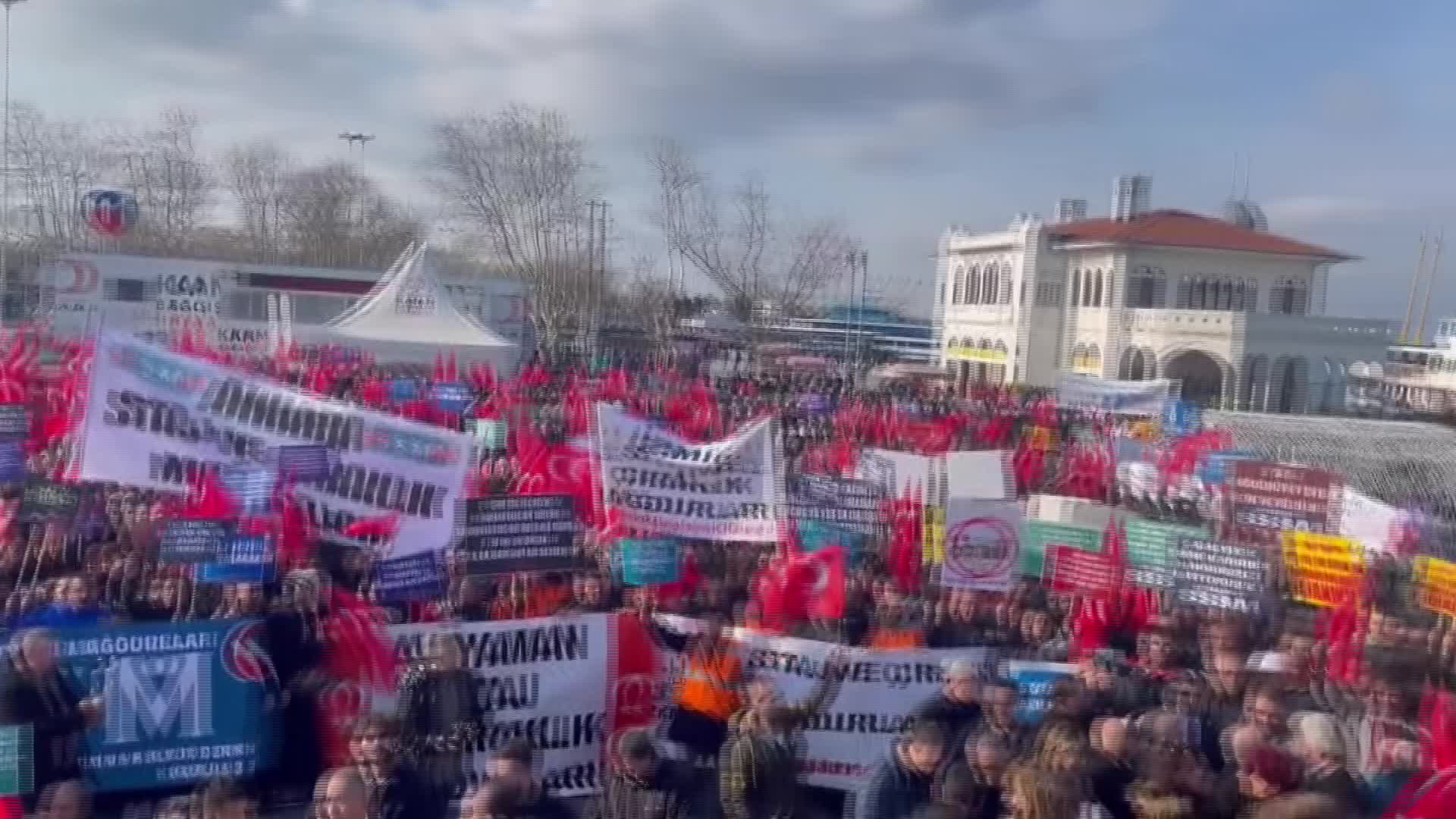 STAJ SİGORTASI MAĞDURLARI KADIKÖY’DE. EYT FEDERASYONU BAŞKANI ÖZÜPAK: “HER TÜRLÜ ALGILARLA ÜZERİMİZE GELİNECEK AMA PES ETMEYEREK ASLA VAZGEÇMEMEMİZ GEREKİYOR”
