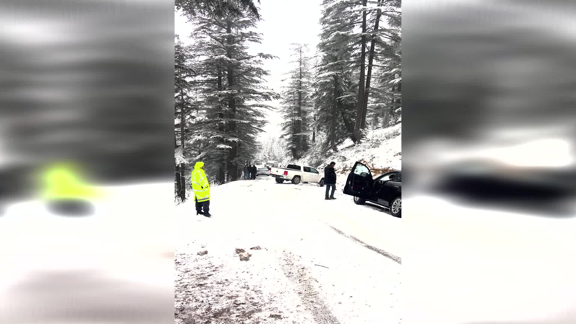 MERSİN BÜYÜKŞEHİR EKİPLERİ, YOLDA KALAN 6 ARAÇ VE 1 AMBULANSI KURTARDI