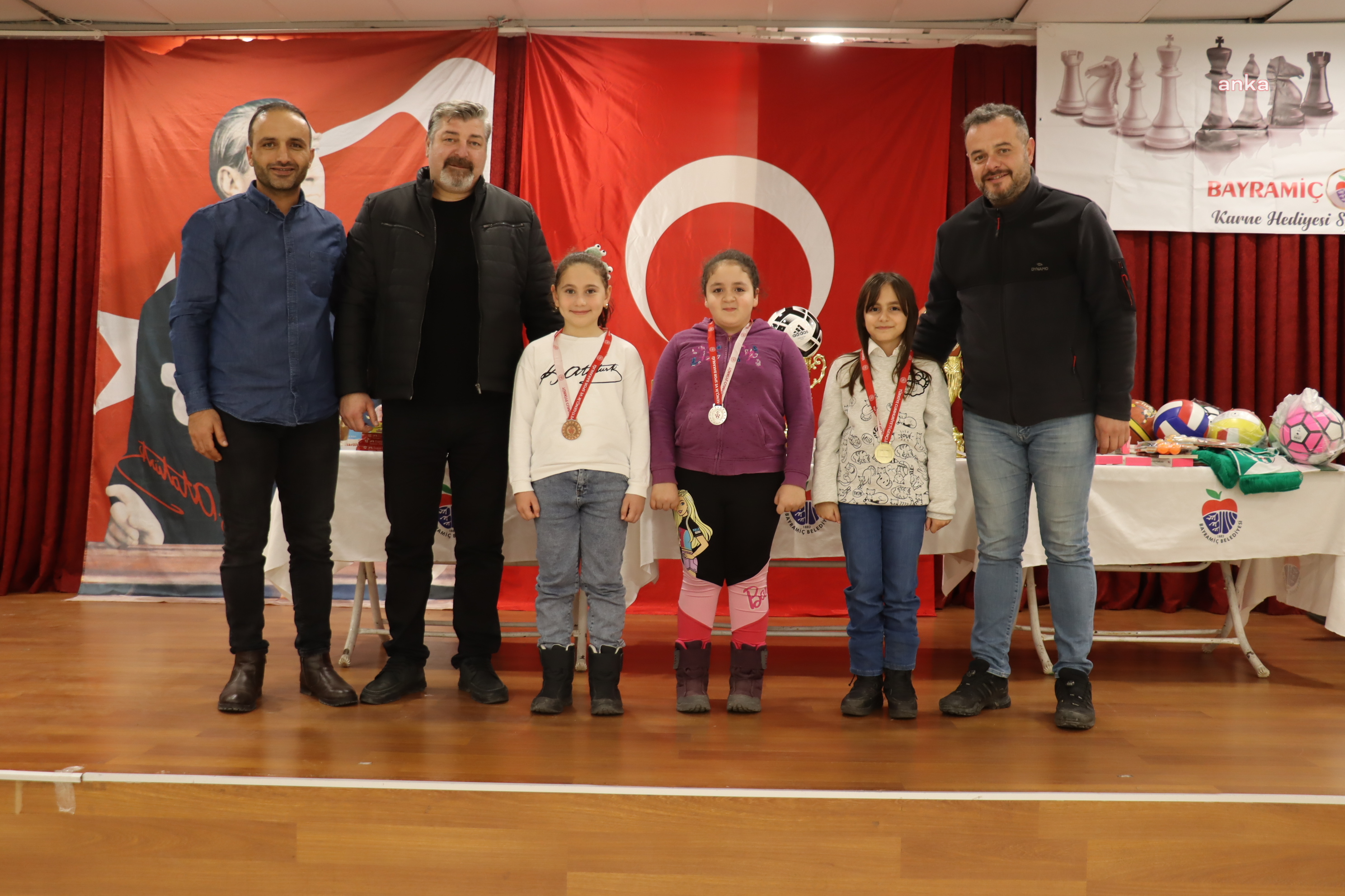 BAYRAMİÇ BELEDİYESİ’NDEN ÖĞRENCİLERE KARNE HEDİYESİ