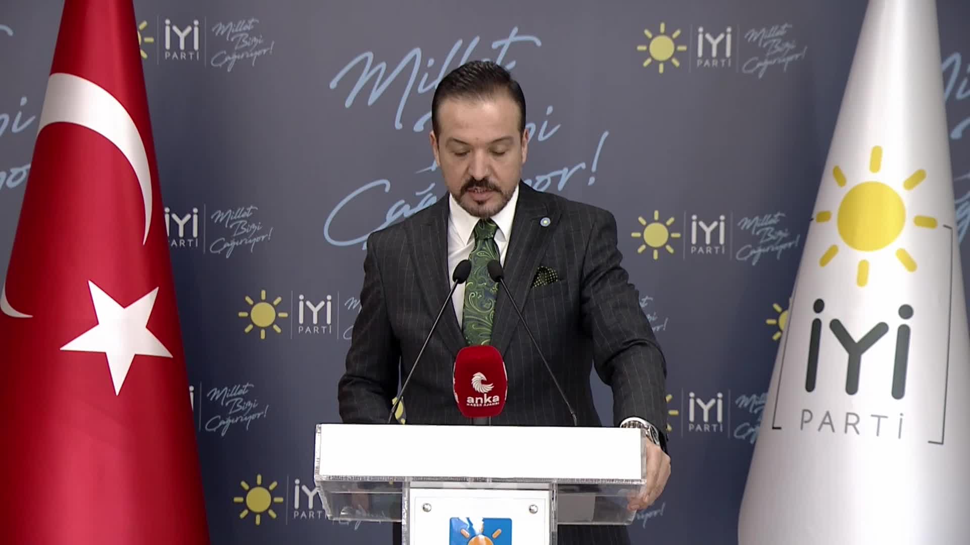 KÜRŞAD ZORLU’DAN 'SADAT REKLAMI' TEPKİSİ: “BÖYLE BİR ŞEY ASLA KABUL EDİLEBİLİR DEĞİL. BUNUN DETAYLARININ, ARKA PLANININ MUTLAKA ARAŞTIRILMASI GEREKTİĞİNİ DÜŞÜNÜYORUZ”