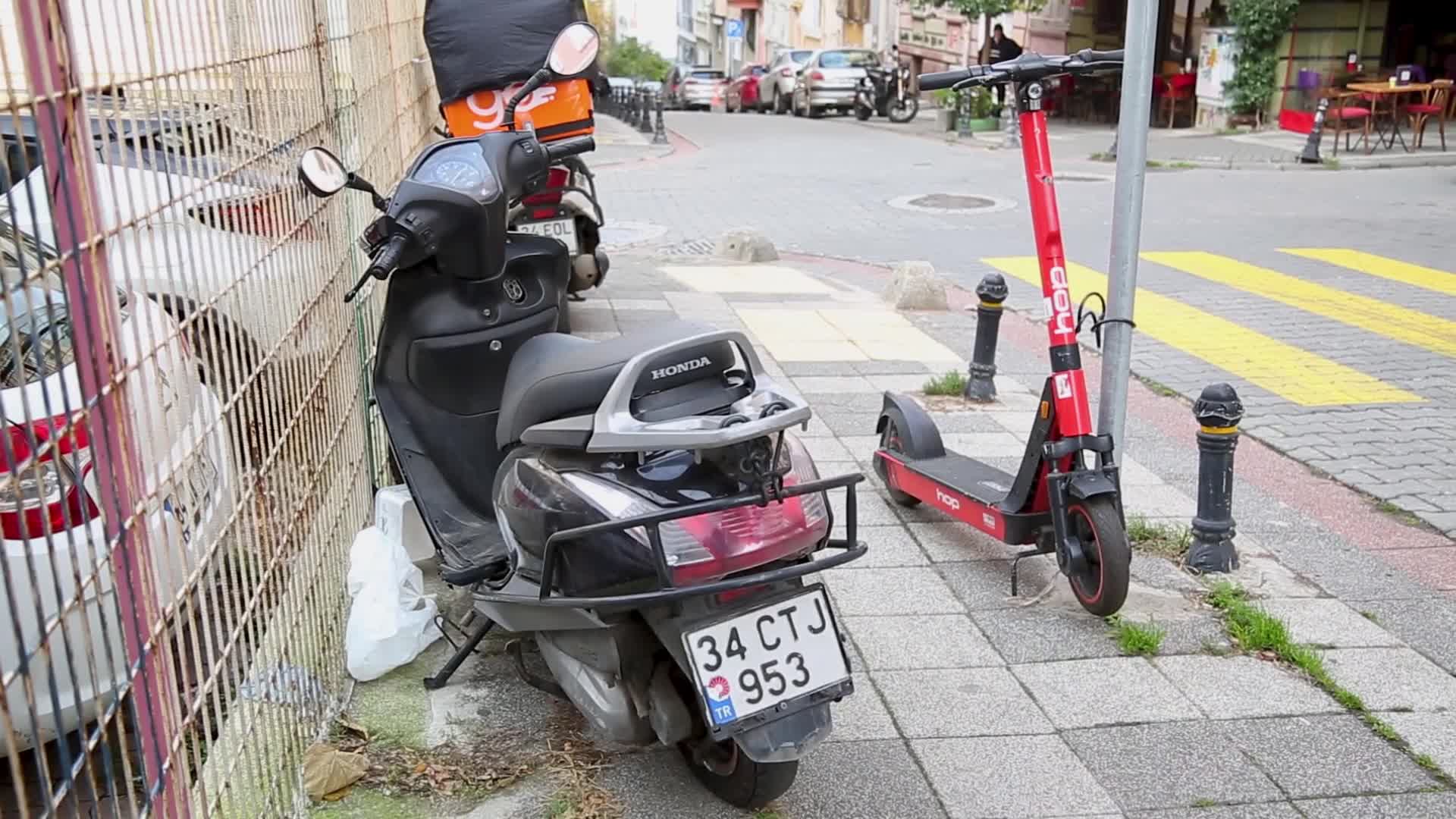 KADIKÖY BELEDİYE BAŞKANI ODABAŞI, SCOOTER ŞİRKETLERİNİ UYARDI: "KALDIRIMLARIN ÜZERİNDE BULUNAN TÜM İŞGALLERİ KURALLAR ÇERÇEVESİNDE SINIRLAMA KARARI ALDIK”