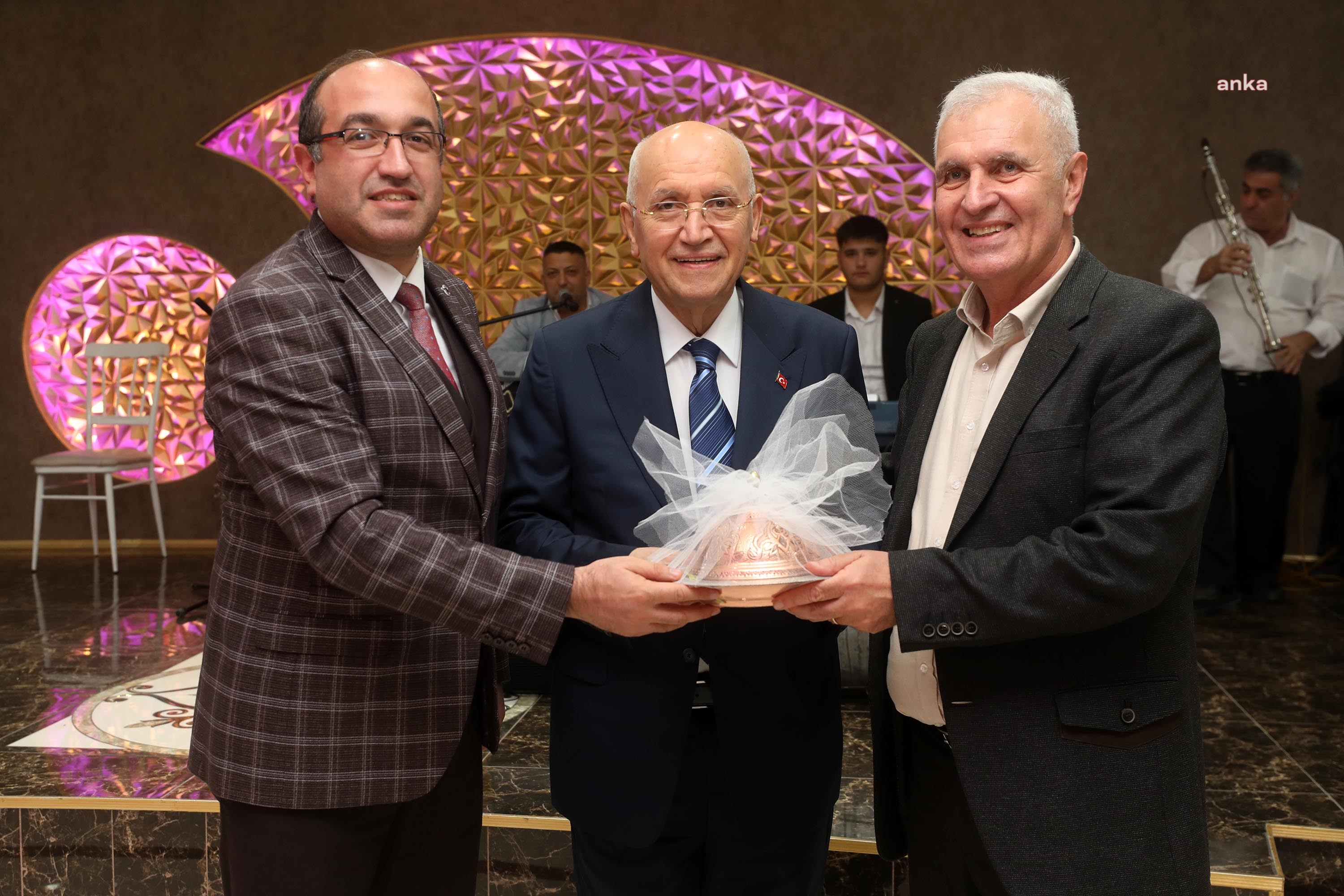 YENİMAHALLE BELEDİYE BAŞKANI YAŞAR, SANDIKLILI HEMŞEHRİLERİYLE BULUŞTU