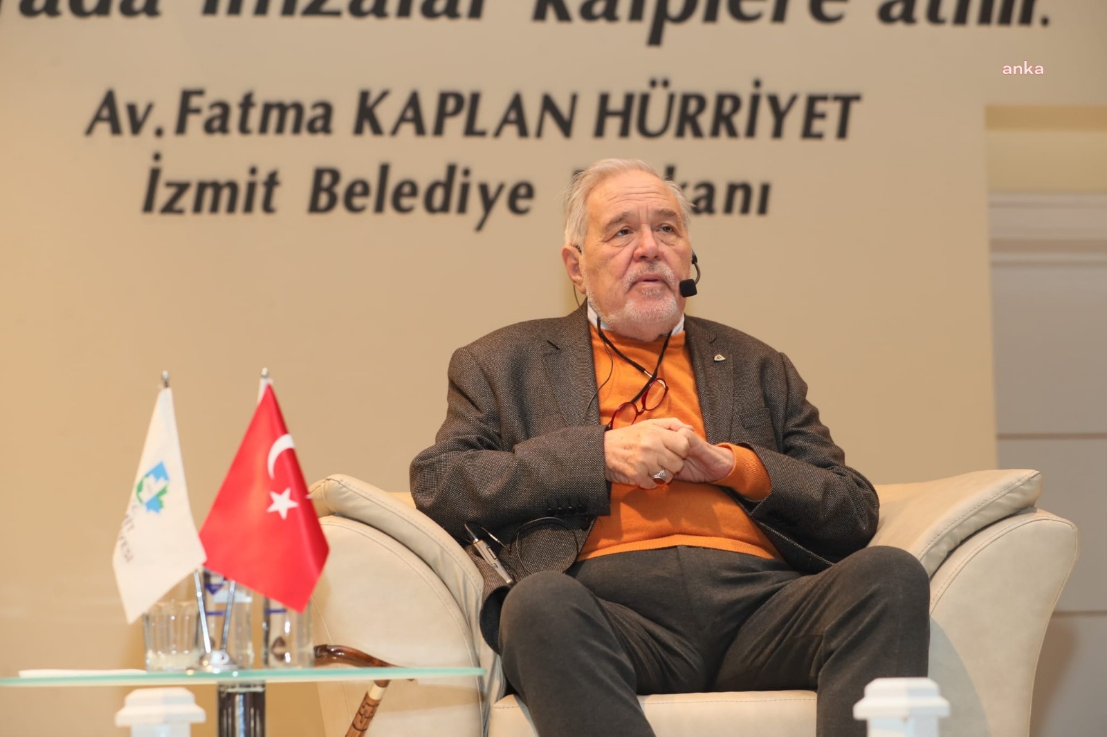 ATATÜRK’ÜN İZMİT’İ ZİYARETİNİN 100. YILINDA GENÇLERDEN İLBER ORTAYLI’YA YOĞUN İLGİ