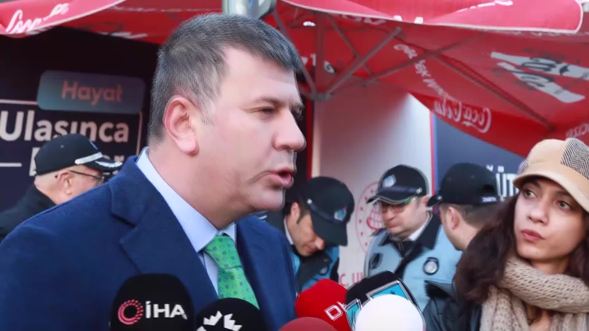 KADIKÖY BELEDİYESİ, SCOOTERLARI KALDIRMAYA BAŞLADI. ODABAŞI: "KADIKÖY'Ü YAYALARIN RAHAT ULAŞABİLDİĞİ BİR KENT HALİNE GETİRMEYE KARARLIYIZ"