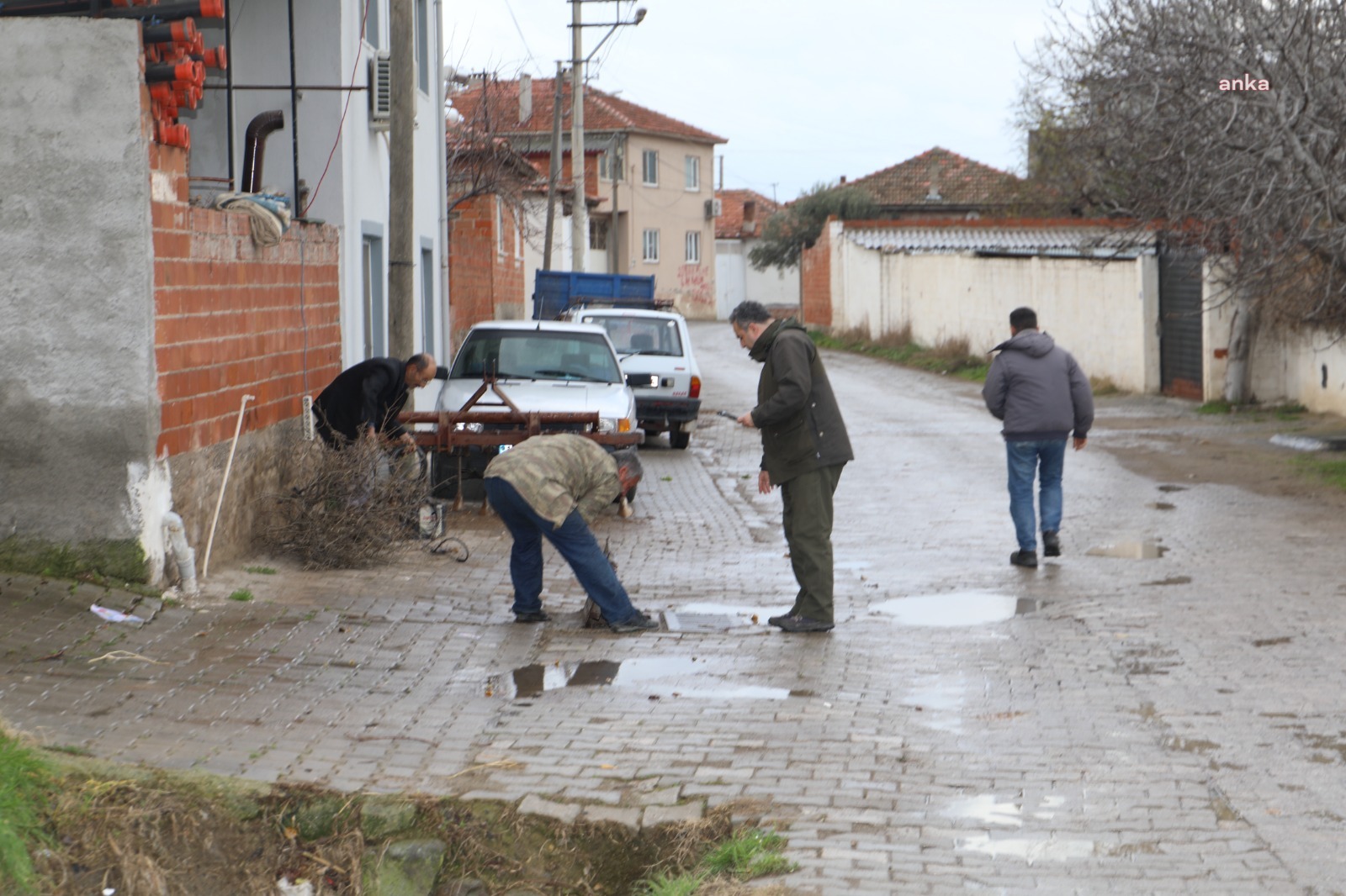 BURHANİYE BELEDİYESİ EKİPLERİ SAĞANAK YAĞIŞA KARŞI SAHADAYDI