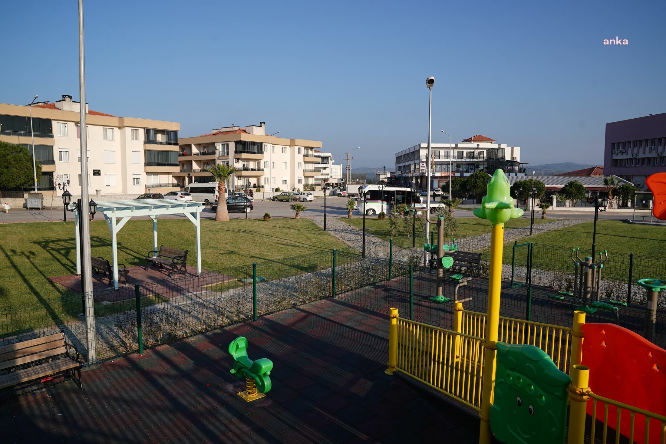 AYVALIK BELEDİYESİ'NDEN PARKLARDA PEYZAJ DÜZENLEMESİ