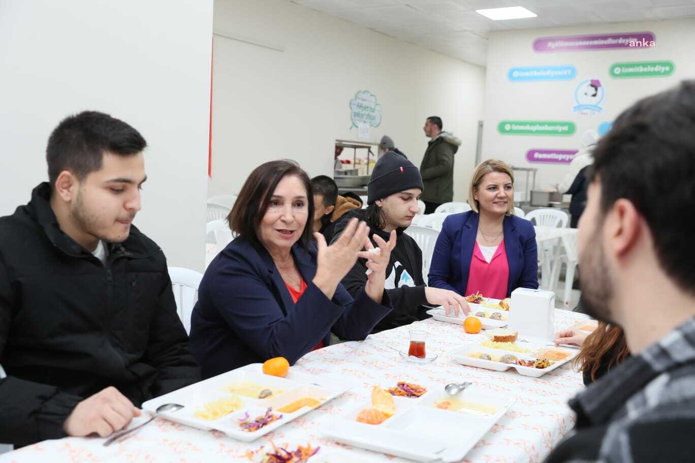 SELVİ KILIÇDAROĞLU,  İZMİT'TE ‘ANNE ELİ’ PROJESİNDEN YARARLANAN GENÇLERİN SOFRASINA KONUK OLDU