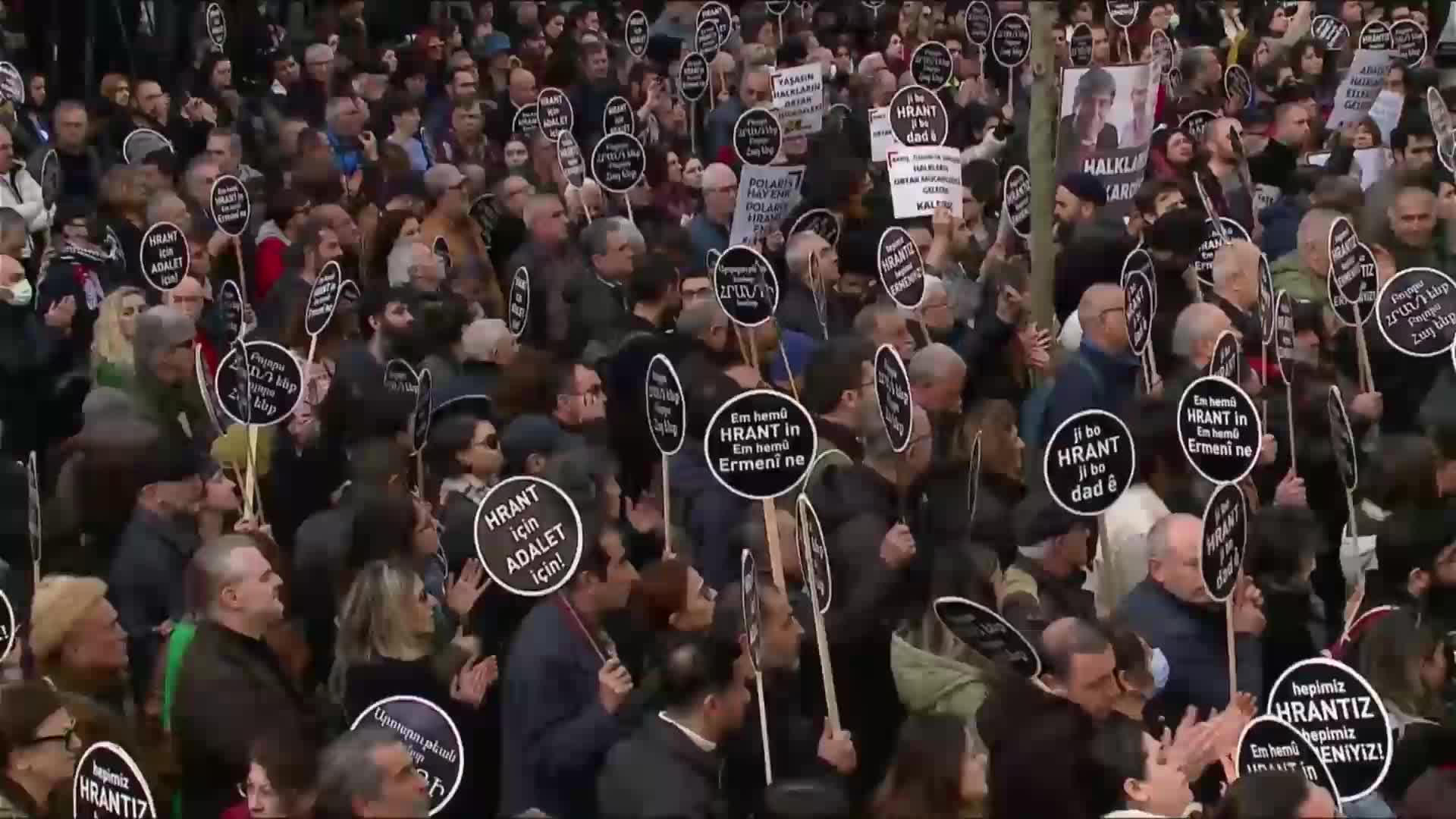 HRANT DİNK, 16. ÖLÜM YIL DÖNÜMÜNDE İSTANBUL'DA ANILDI: “OSMANBEY KALDIRIMLARINDA YATAN DOSTUMUZUN YARASINDAN HALA KAN SIZIYOR”