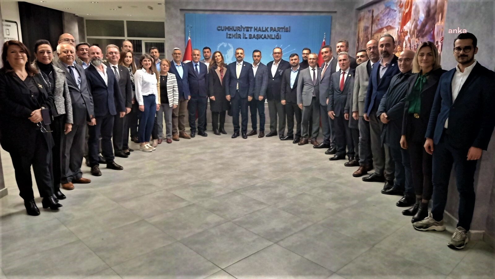 CHP İZMİR İL BAŞKANLIĞI'NIN YENİ YÖNETİMİ İLK TOPLANTISINI YAPTI