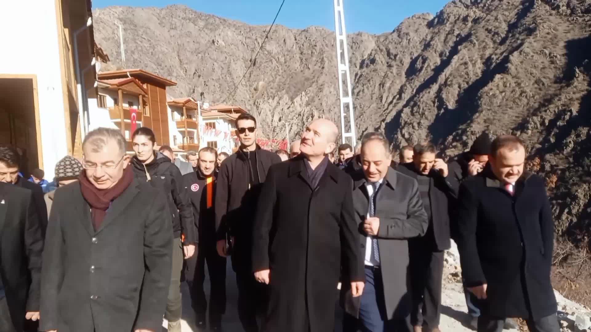 BAKAN SOYLU, YUSUFELİ'NDE EVİ YANAN KÖYLÜLER İÇİN YAPILAN KONUTLARI İNCELEDİ