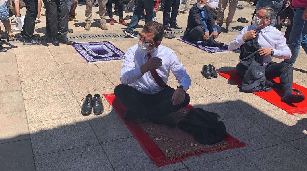 İMAMOĞLU CUMA NAMAZINI ANKARA'DA HACI BAYRAM VELİ CAMİİ'NDE KILDI