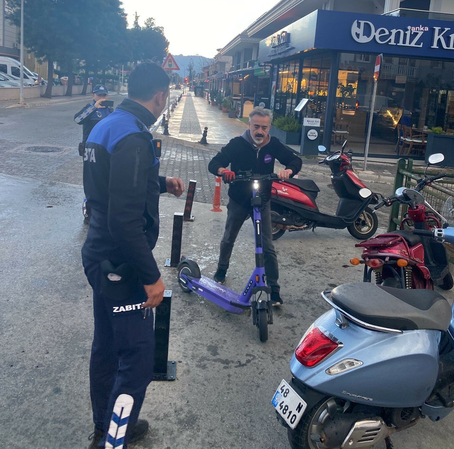 MARMARİS'TE UYGUNSUZ PARK EDİLEN SKUTERLER TOPLATILDI