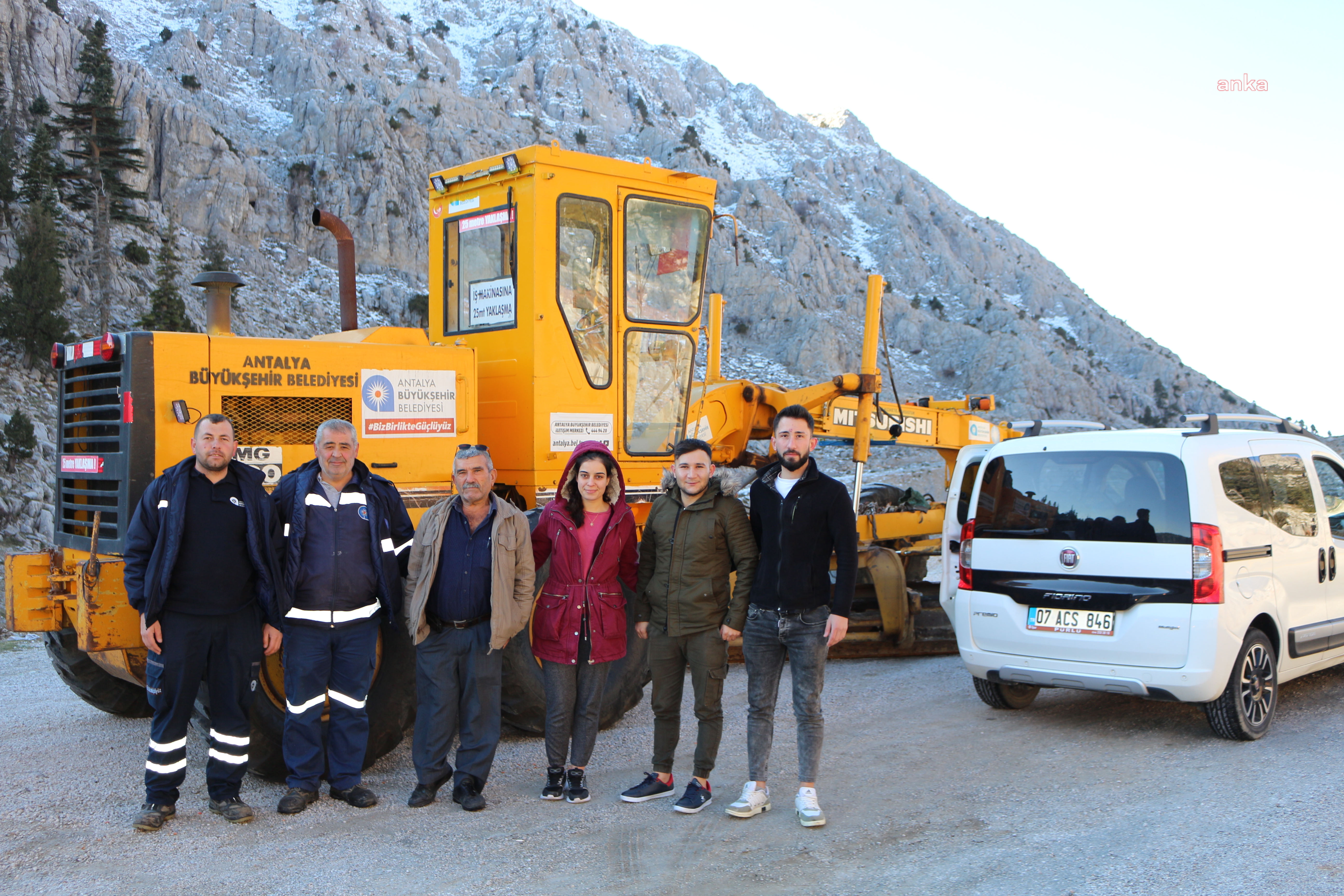 ANTALYA BÜYÜKŞEHİR EKİPLERİ, KARDA MAHSUR KALAN 4 VATANDAŞI KURTARDI