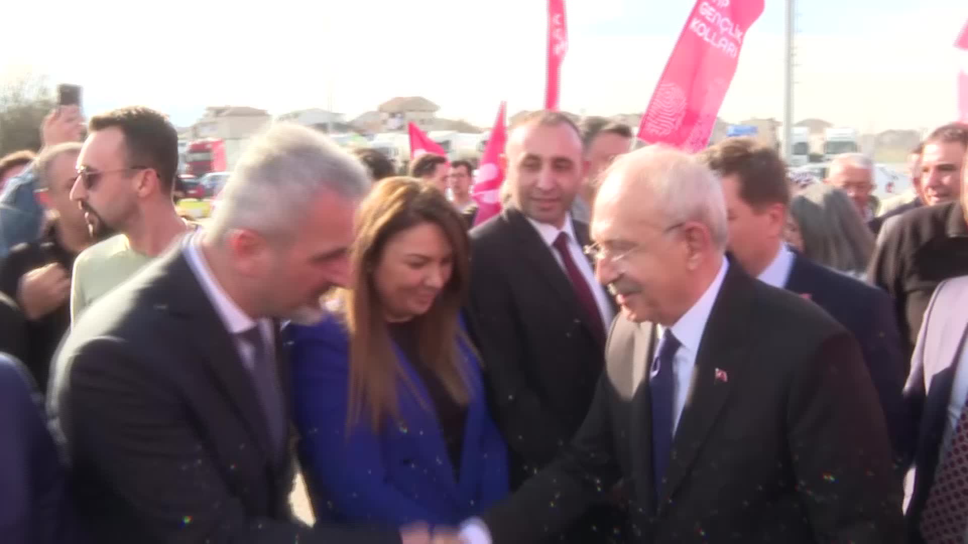 KILIÇDAROĞLU: “ALT GELİR GRUPLARINDAN, ÜST GELİR GRUPLARINA CİDDİ BİR KAYNAK TRANSFERİ VAR. BU; GENİŞ KİTLELERDE YOKSULLAŞMAYA, YOKSUL KİTLELERDE DE DERİN YOKSULLAŞMAYA YOL AÇIYOR. BU TABLOYU DEĞİŞTİREBİLİRİZ”