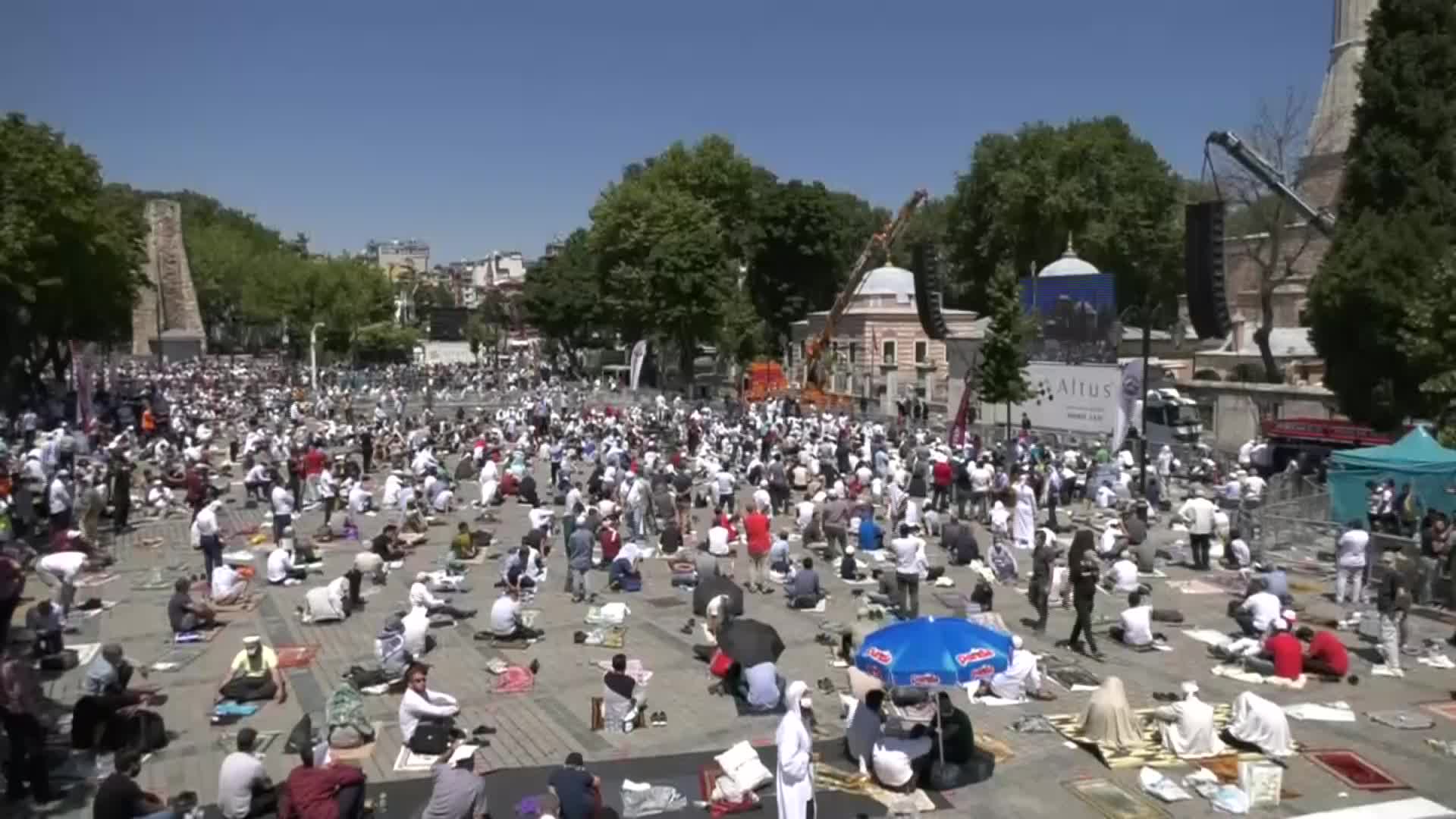 TARİHİ YARIMADA'DA TRAFİK DURDU, İTFAİYE ARAÇLARI KALDIRIMDAN GEÇMEK ZORUNDA KALDI