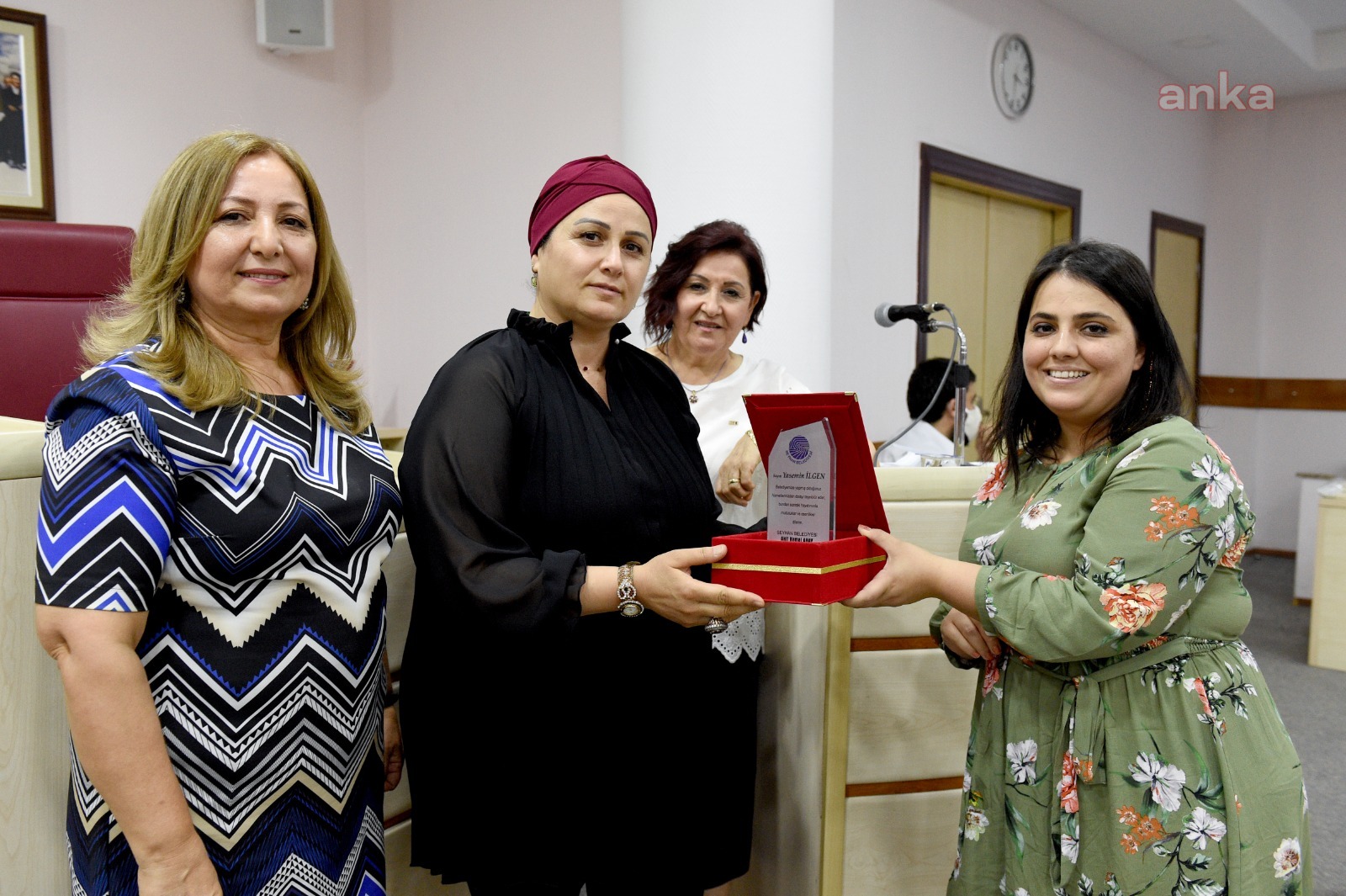 SEYHAN BELEDİYESİ'NDEN EMEKLİ OLAN PERSONELE TEŞEKKÜR PLAKETİ