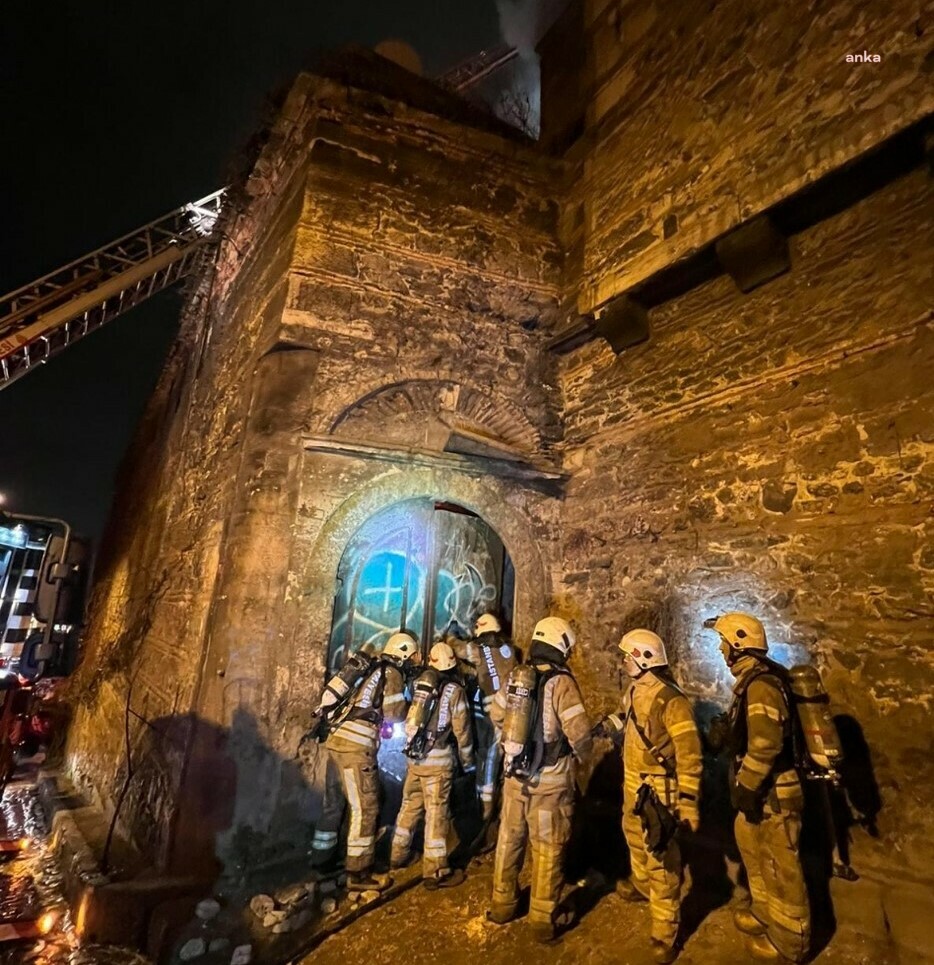İSTANBUL’DAKİ SURP PIRGİÇ KATOLİK KİLİSESİ’NİN LOJMAN KISMINDA YANGIN ÇIKTI